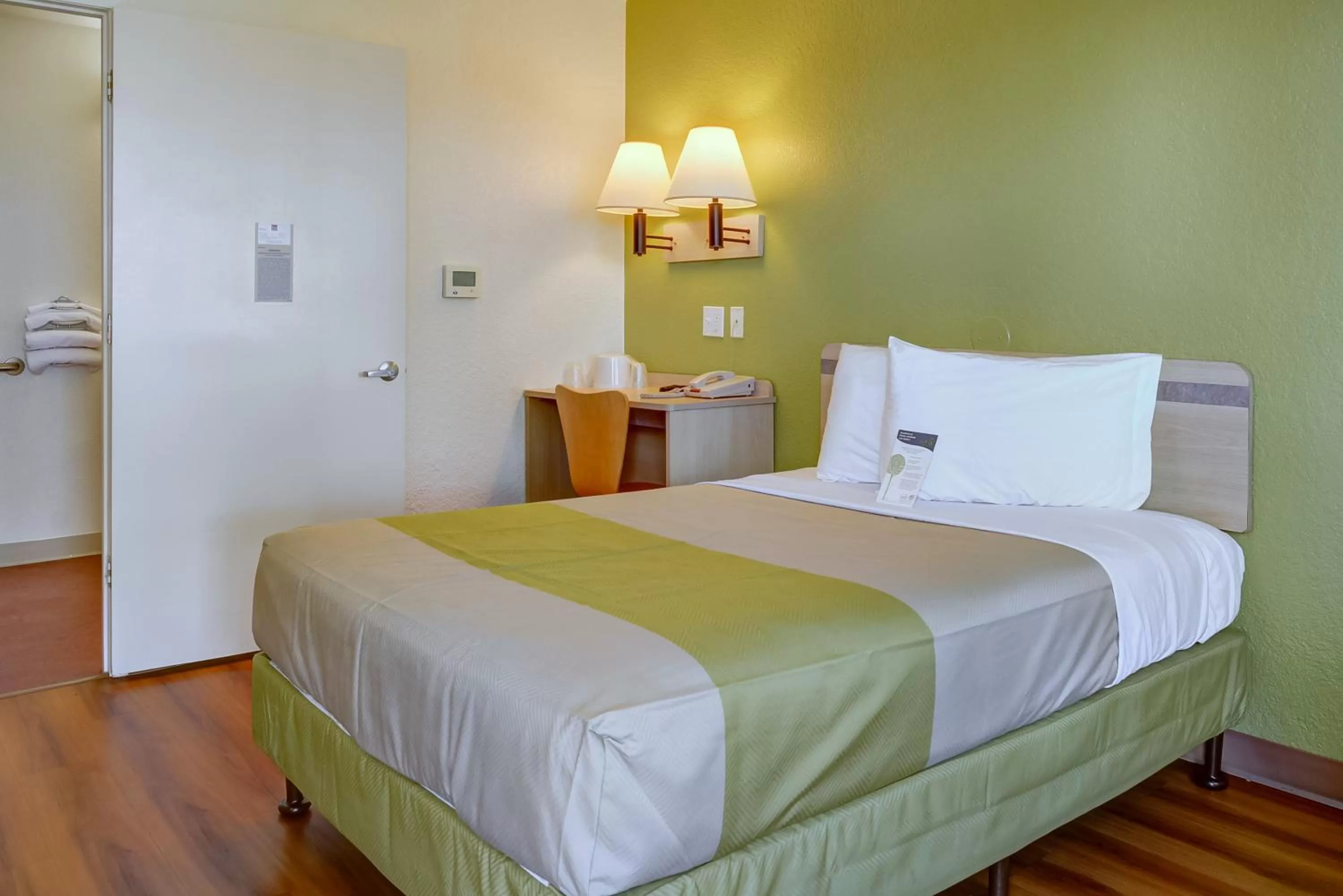 Bedroom, Bed in Motel 6-Eugene, OR - South Springfield