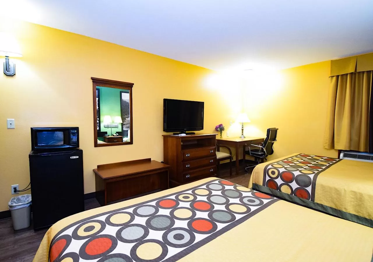 Photo of the whole room, Bed in Super 8 by Wyndham Searcy AR