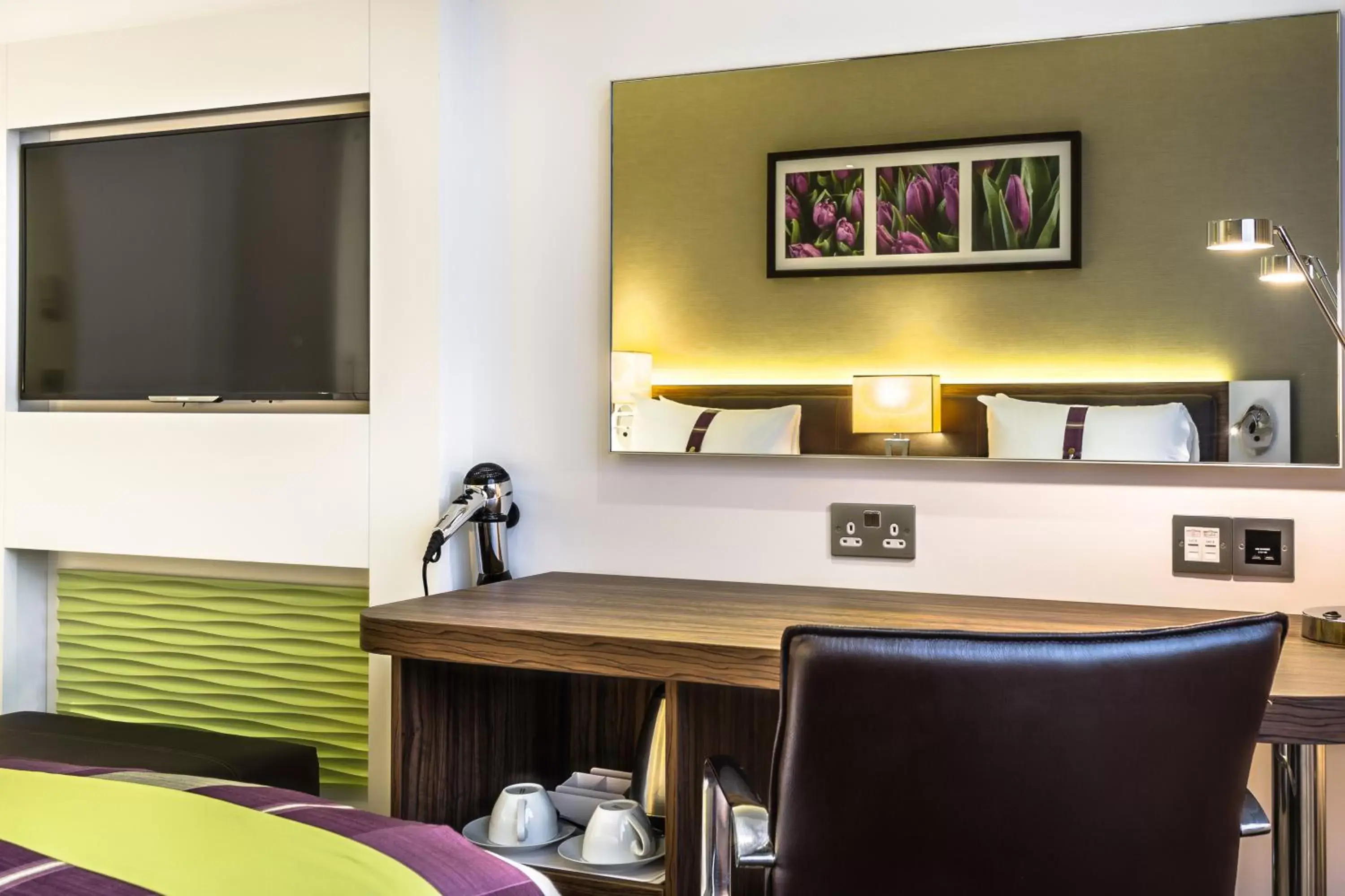 Photo of the whole room, TV/Entertainment Center in Holiday Inn London Watford Junction, an IHG Hotel