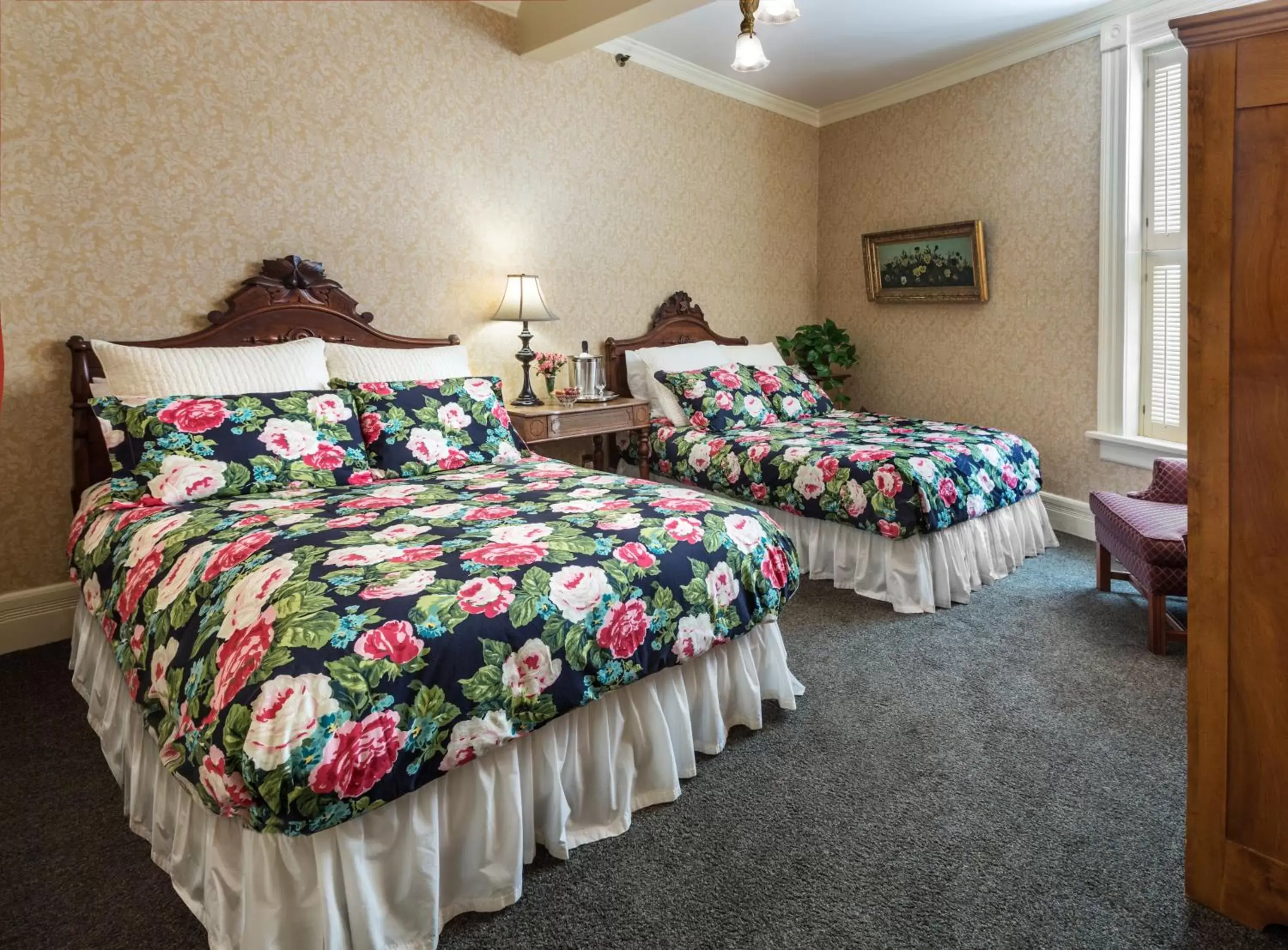 Bed in Washington House Inn