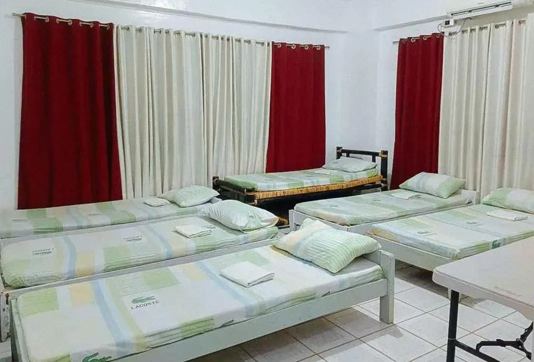 Bed in OYO 996 Iloilo Paraw Beach Resort