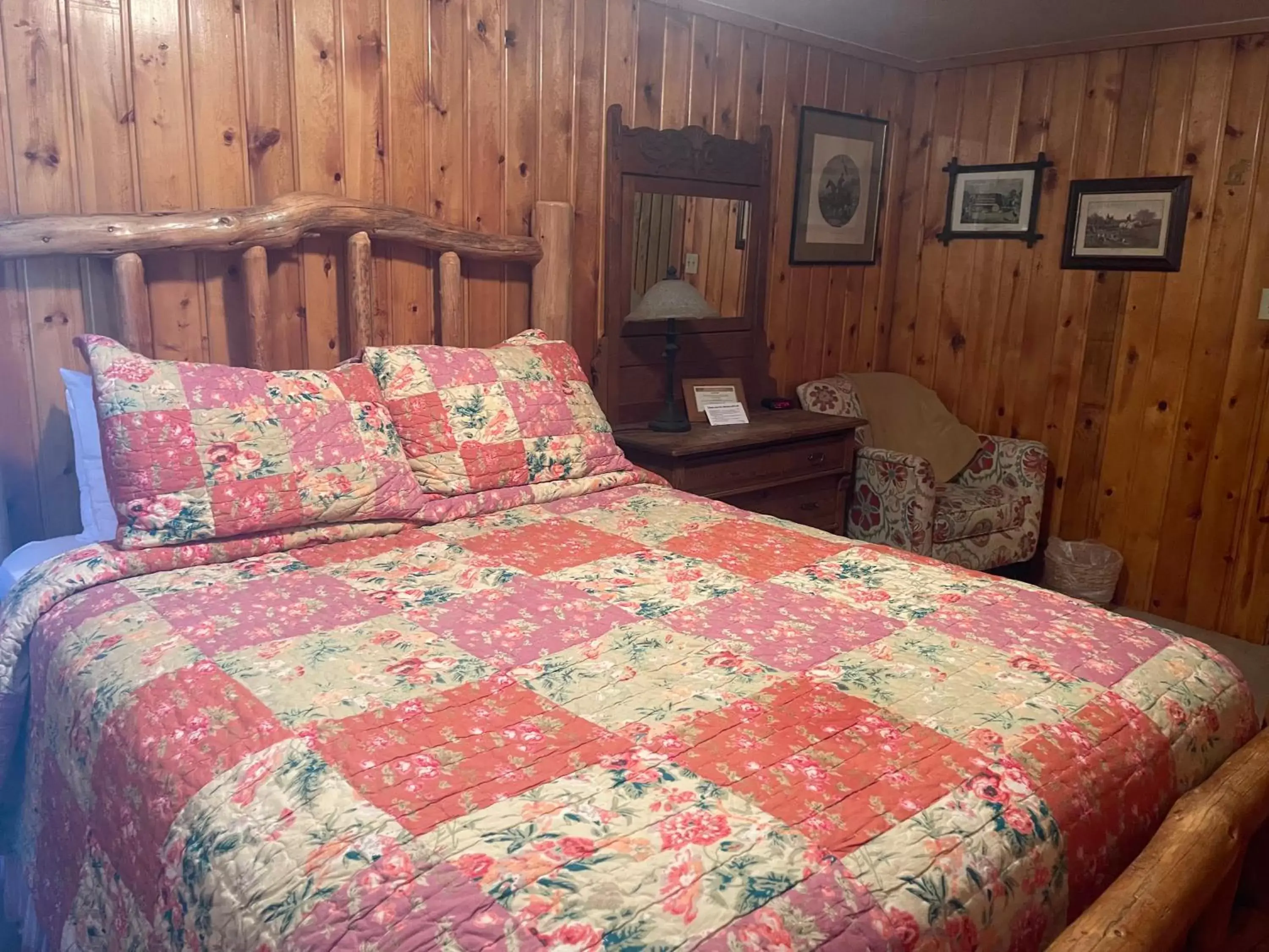 Bed in Silver Fork Lodge & Restaurant