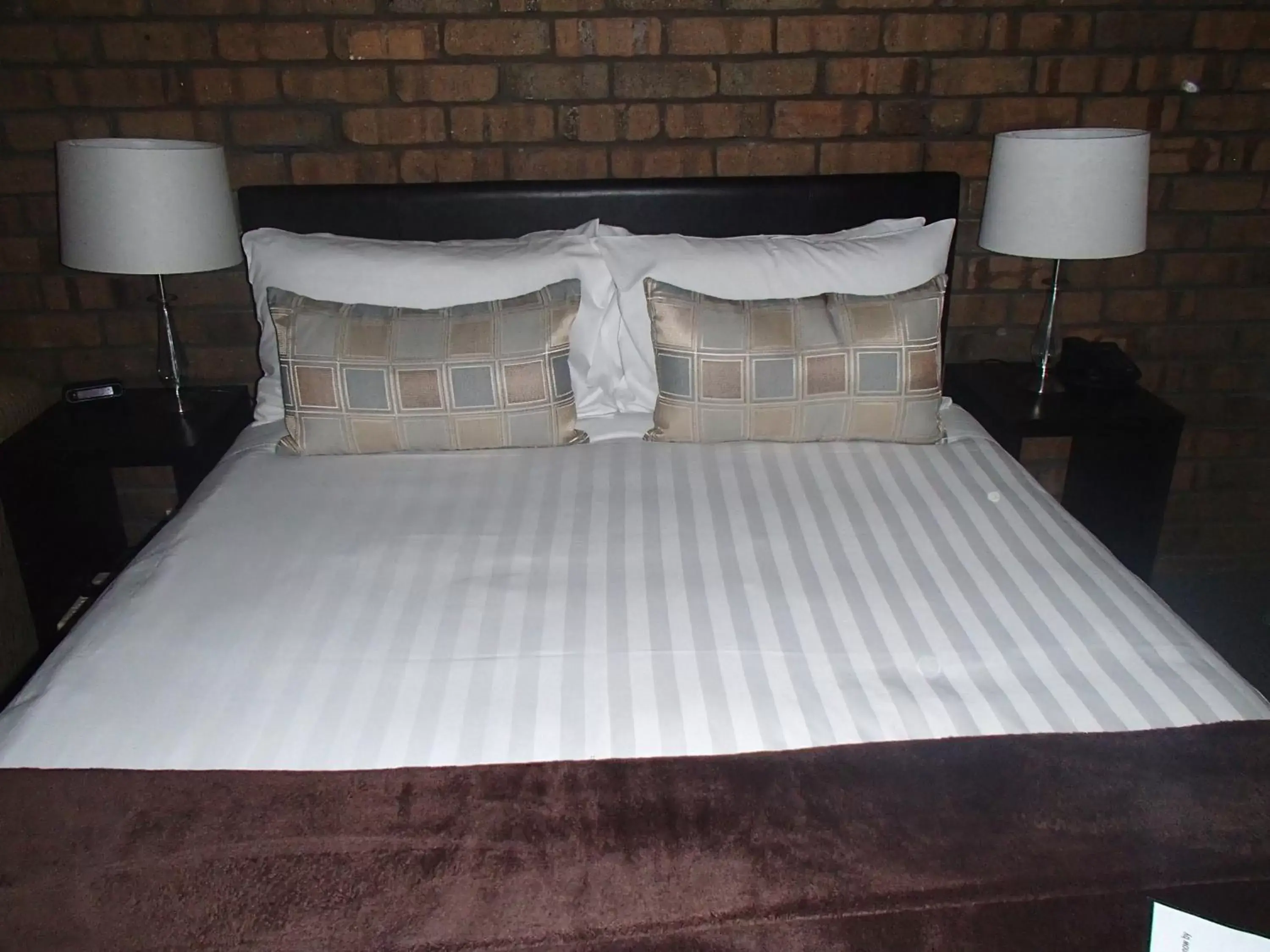 Bed in City Colonial Motor Inn