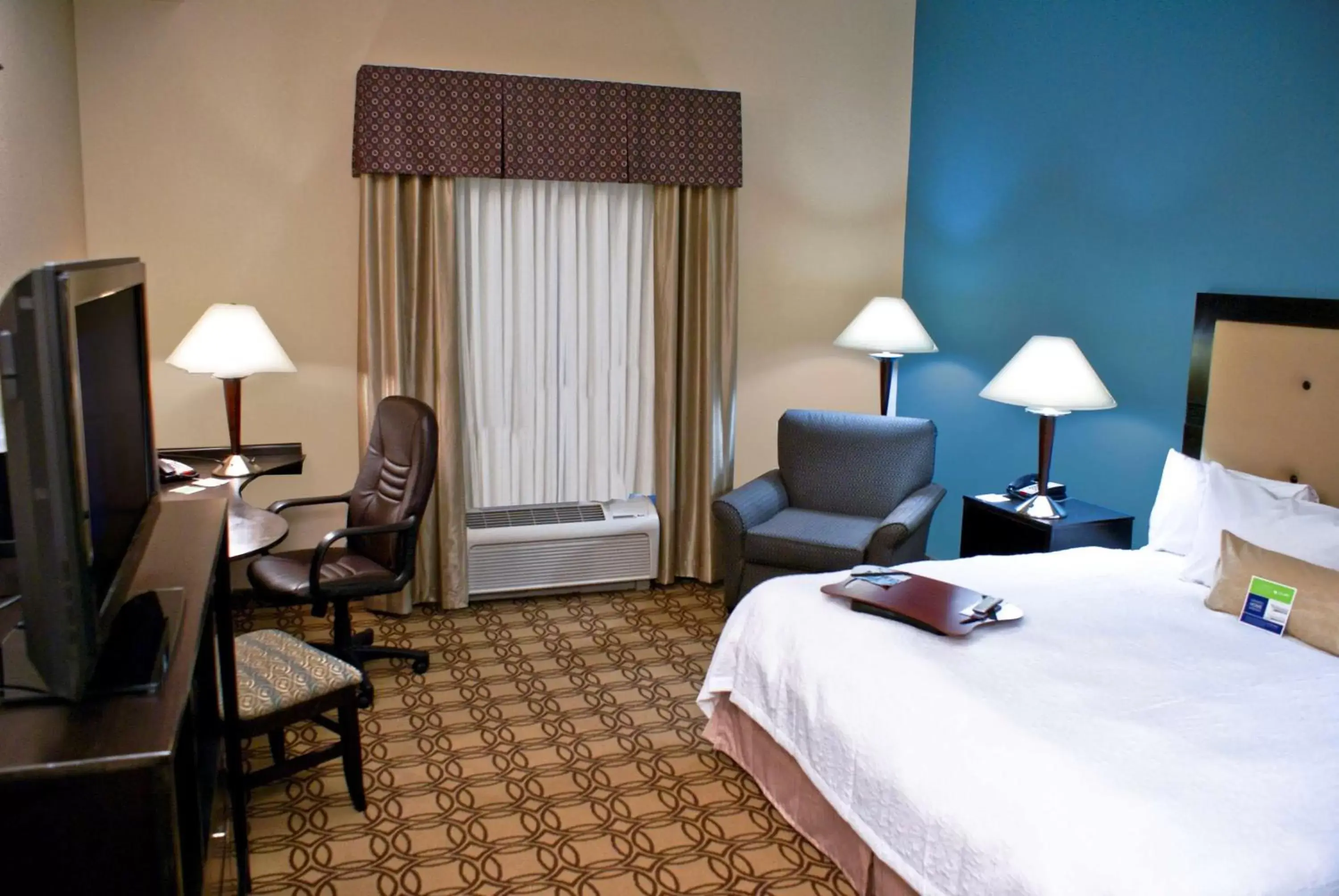 Bedroom, Bed in Hampton Inn & Suites Charlotte-Airport