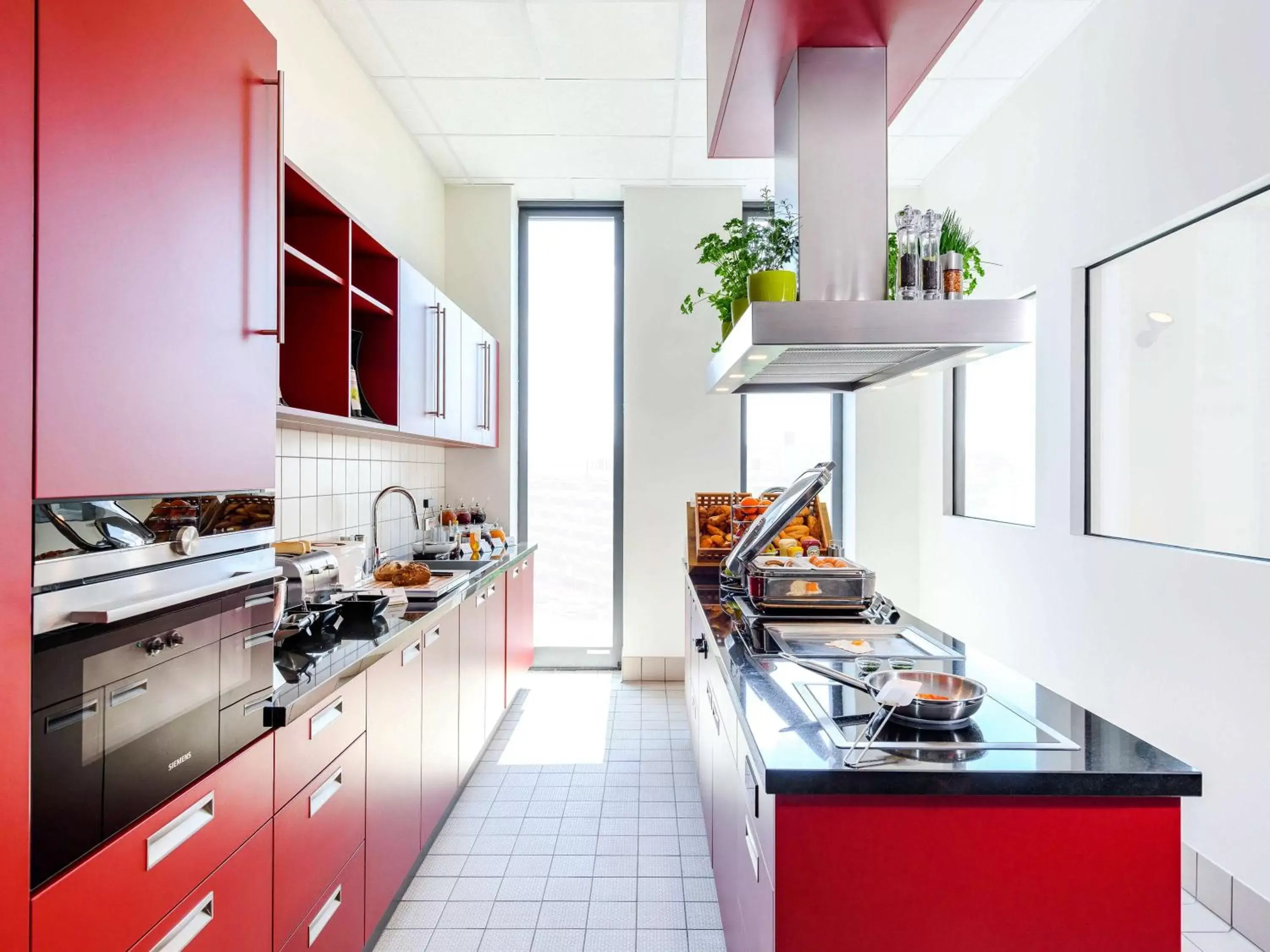 Restaurant/places to eat, Kitchen/Kitchenette in Aparthotel Adagio Bremen City