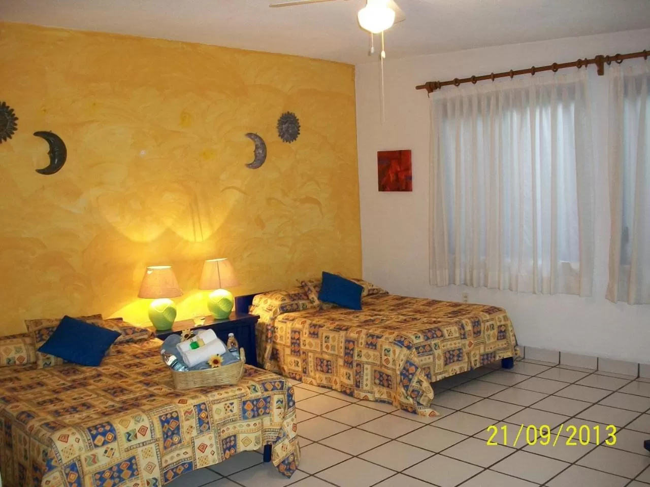 Photo of the whole room, Bed in La Casa de los Globos