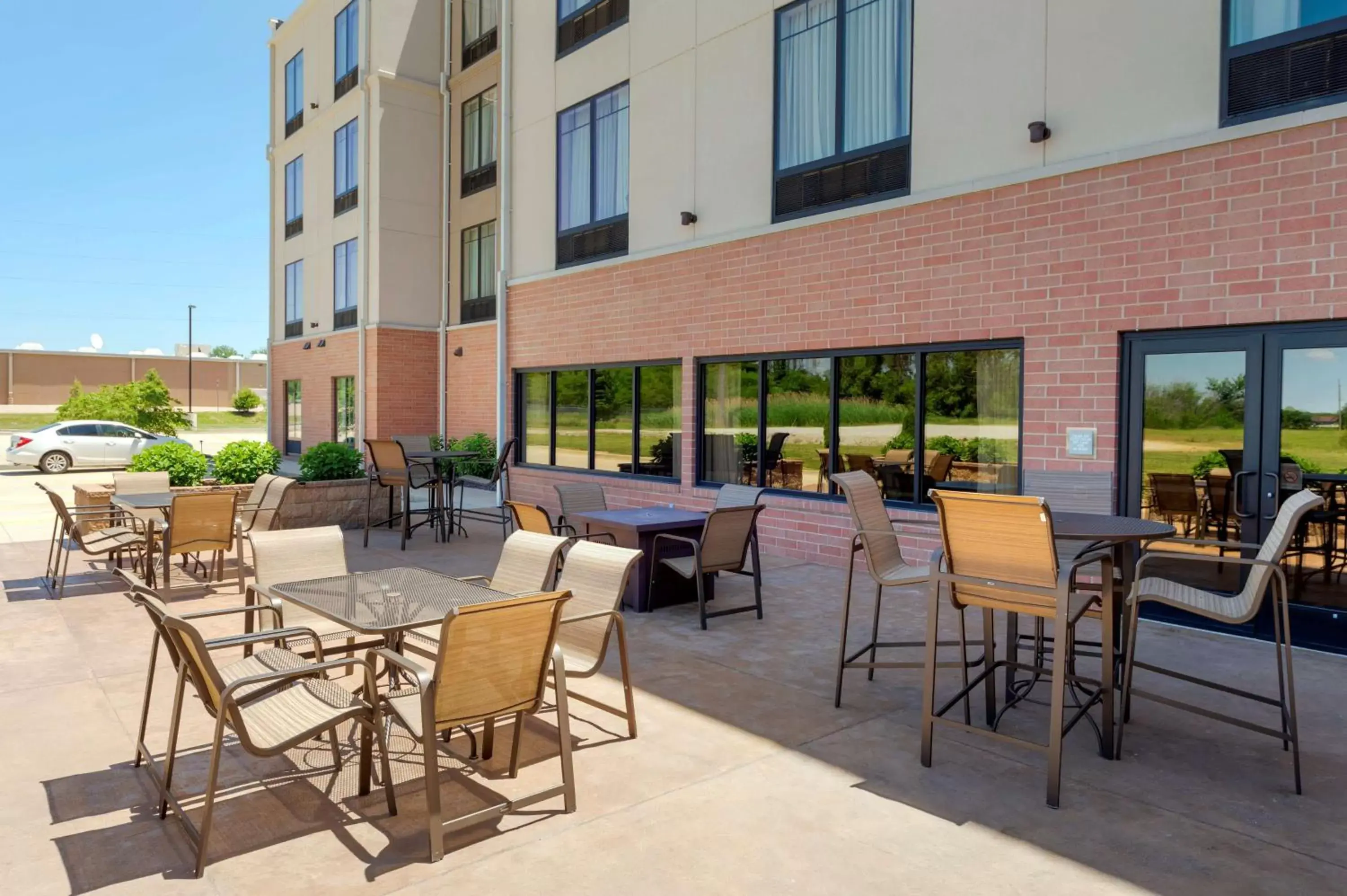 Property building, Restaurant/Places to Eat in Best Western Plus Centralia Hotel & Suites
