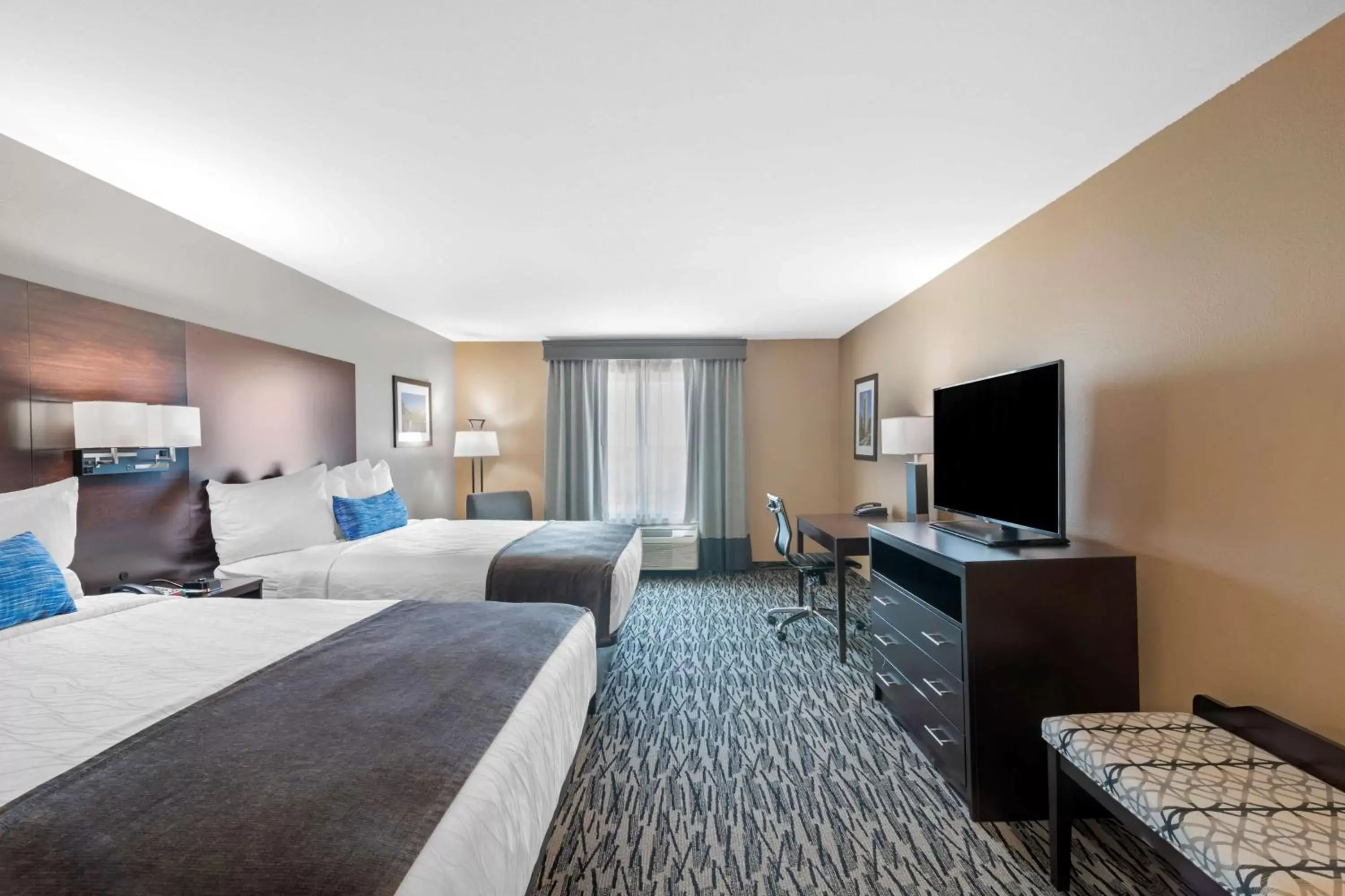 Bedroom, TV/Entertainment Center in Best Western Plus Denton Inn & Suites