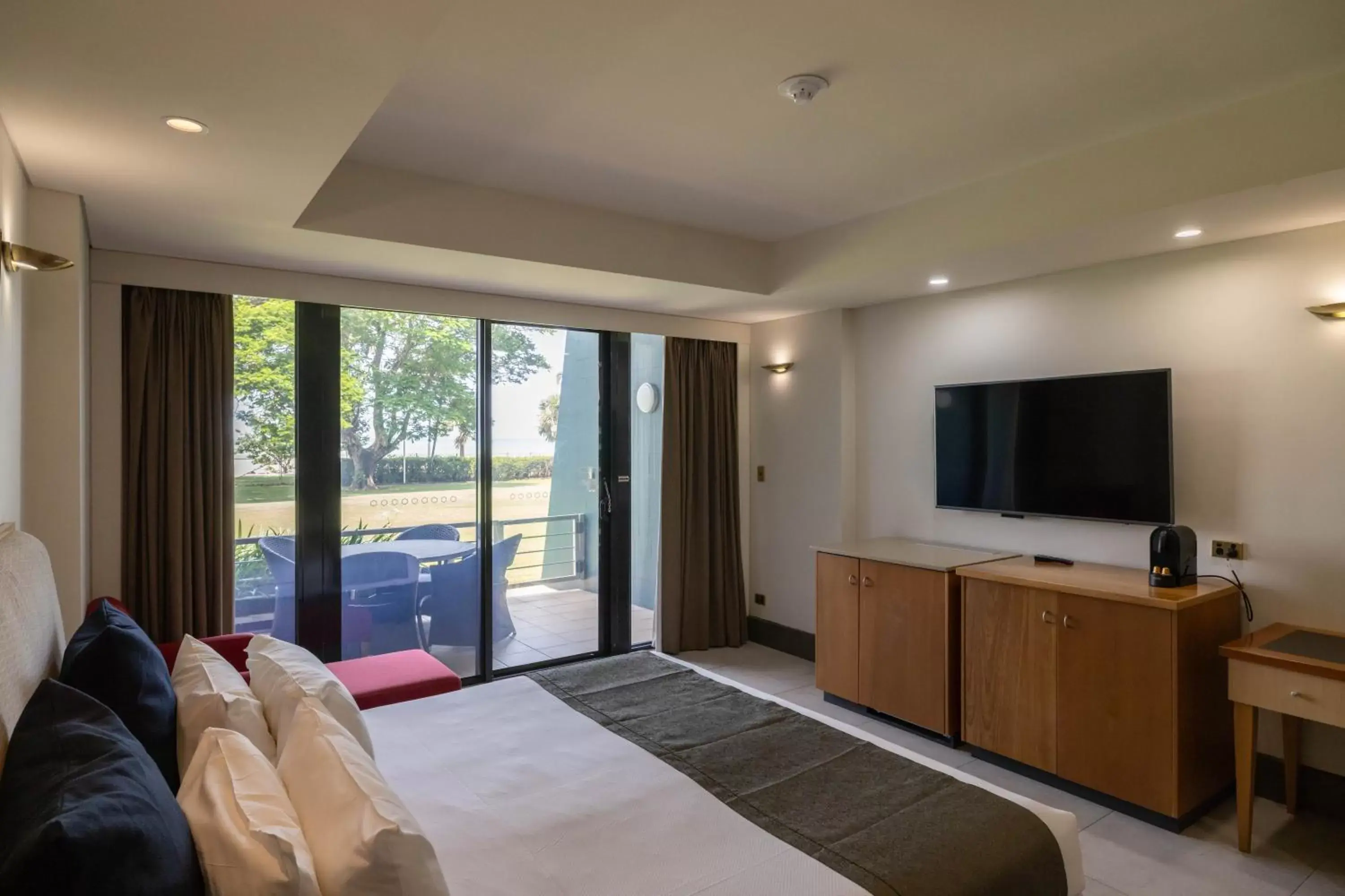 Bedroom, TV/Entertainment Center in Mindil Beach Casino Resort