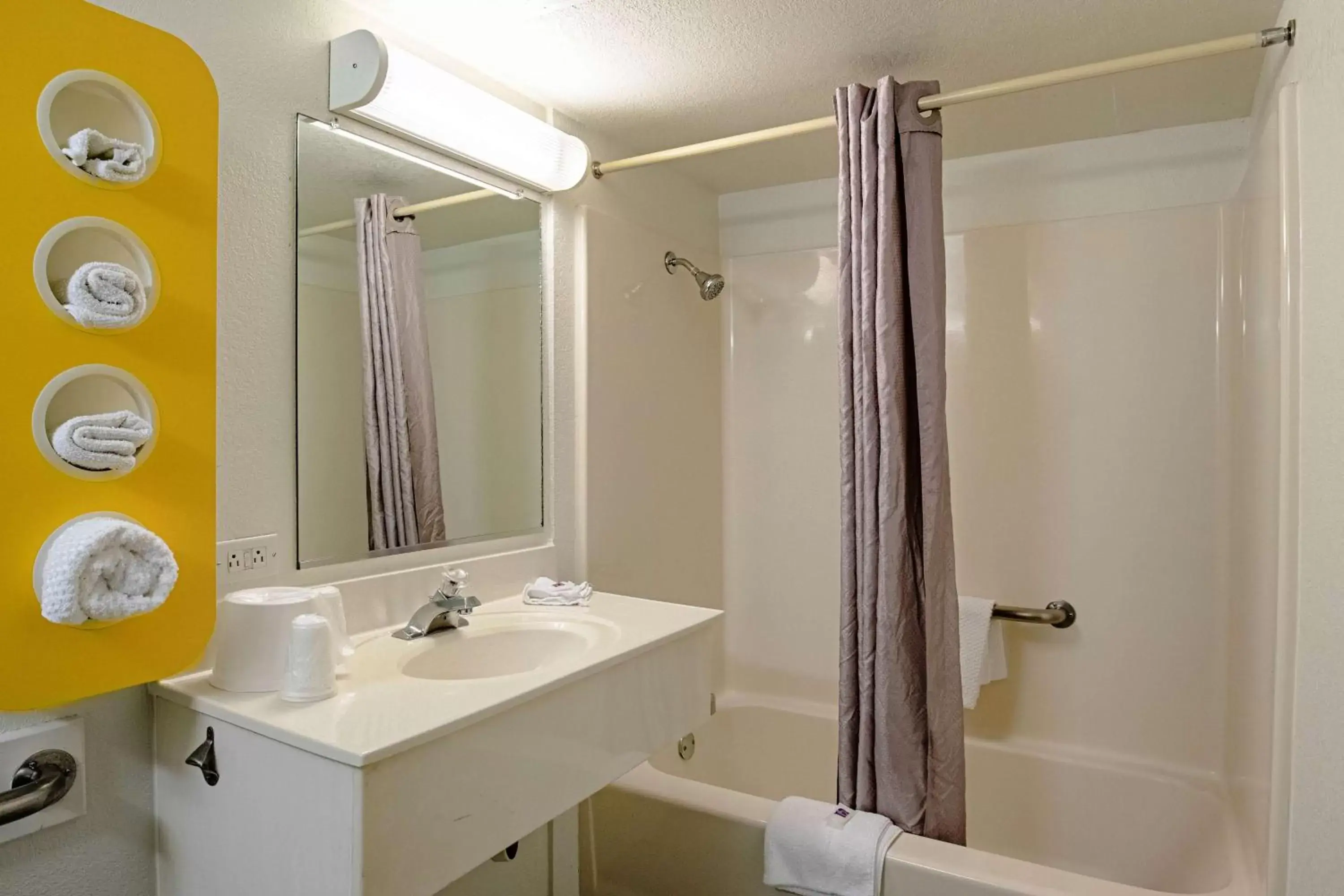 Shower, Bathroom in Motel 6-Palatine, IL - Chicago Northwest
