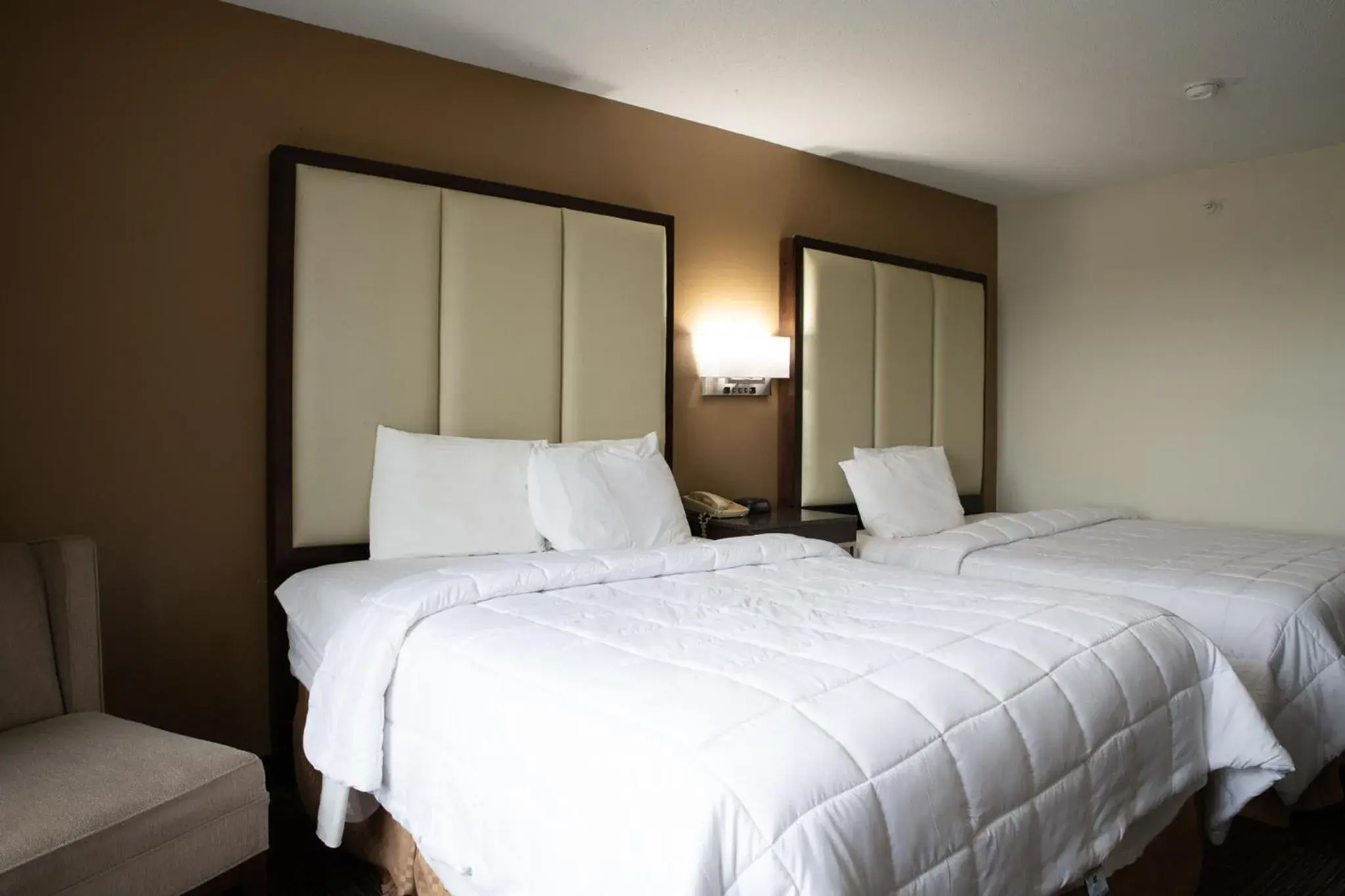 Bedroom, Bed in BlissPoint Inn & Suites Marion