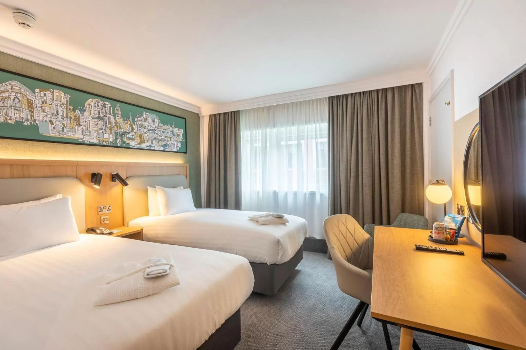 Photo of the whole room, Bed in Holiday Inn London - Regent's Park by IHG