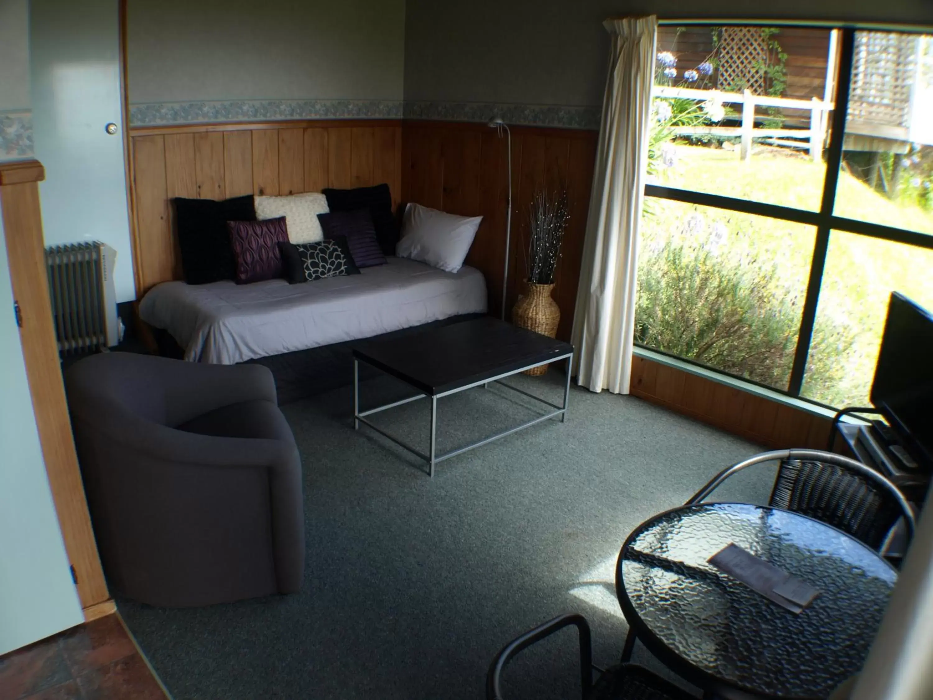 Seating area, Bed in Grafton Cottage & Chalets