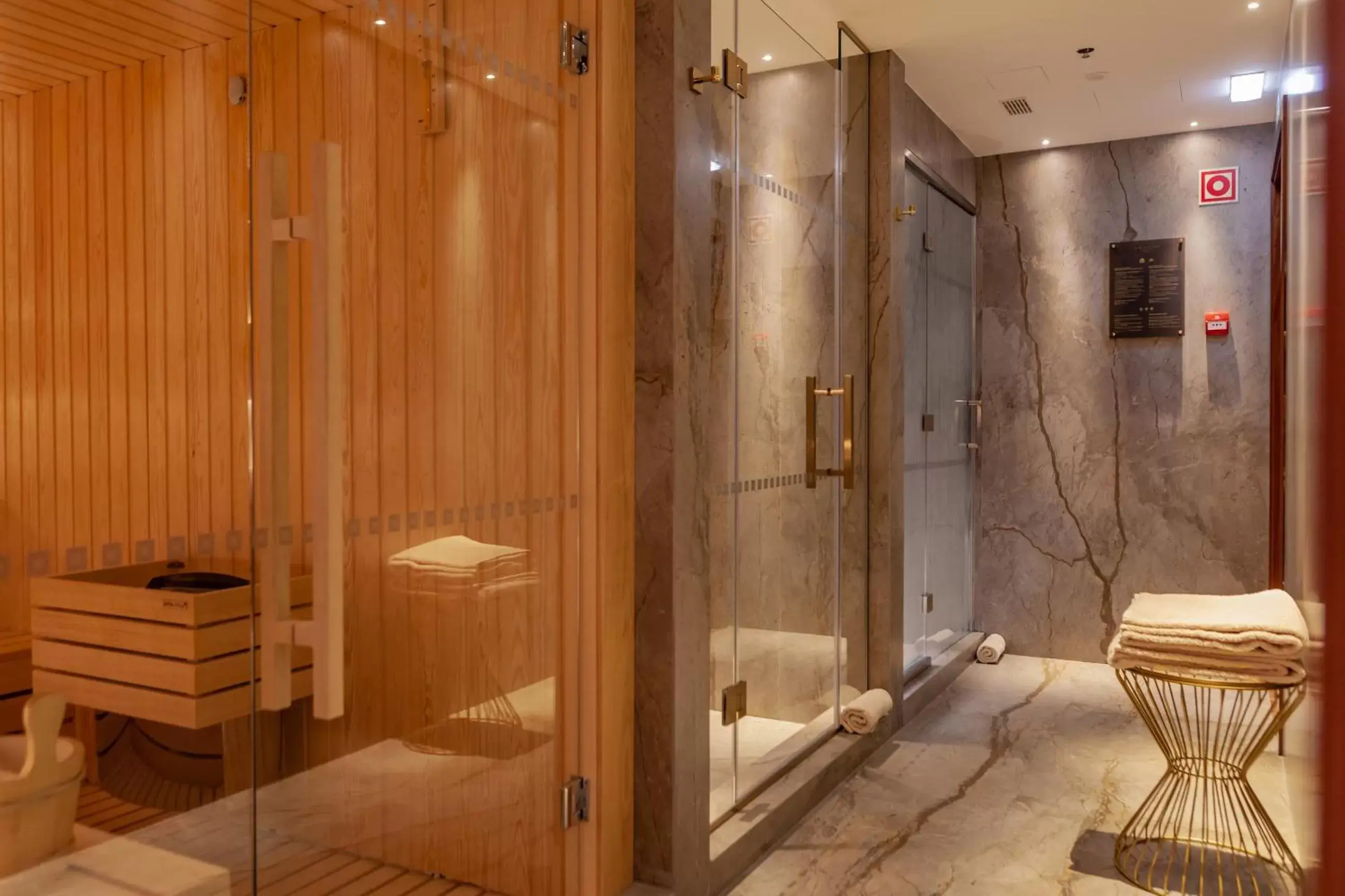 Shower, Bathroom in Wine & Books Lisboa Hotel