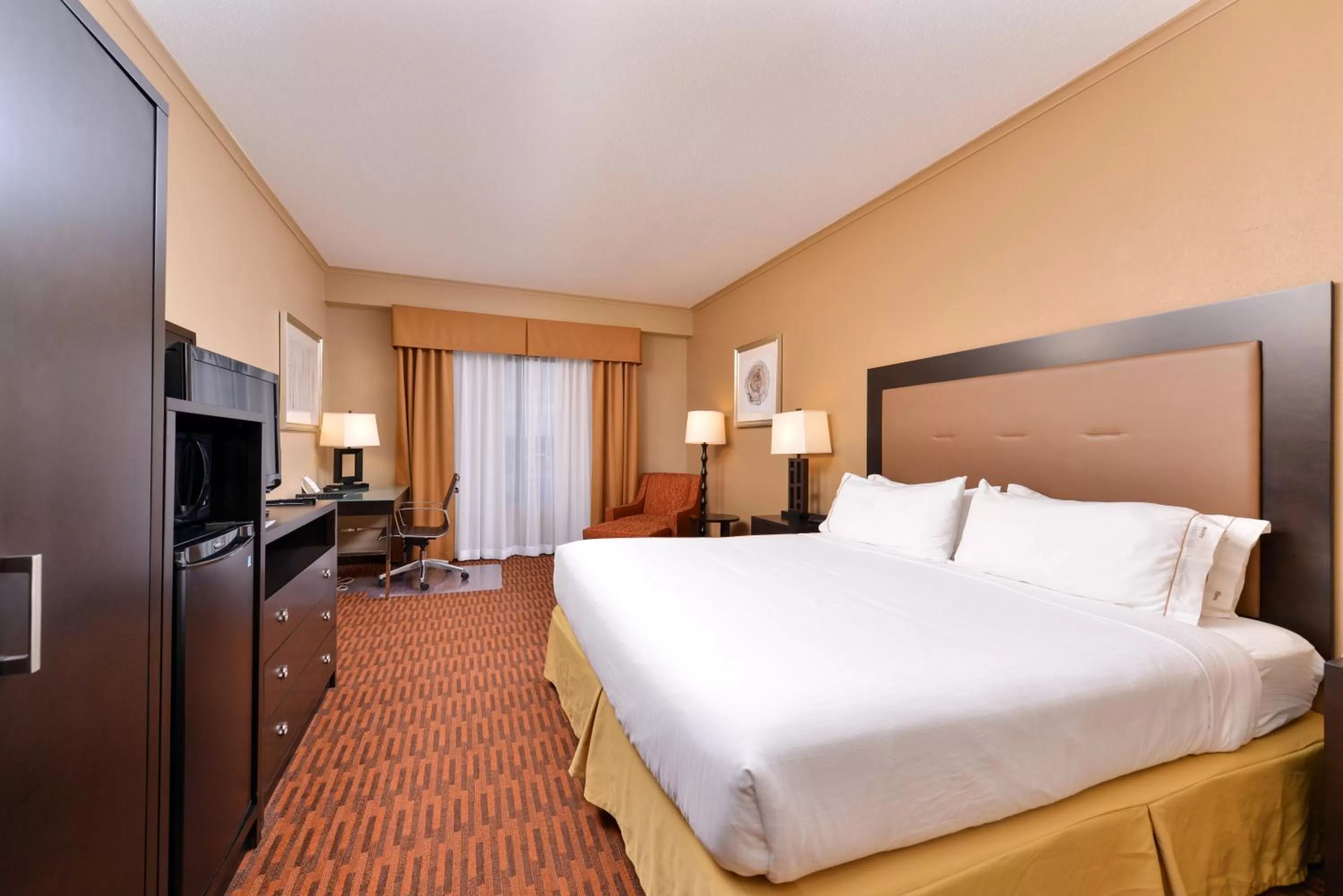 Photo of the whole room, Bed in Holiday Inn Express Breezewood by IHG