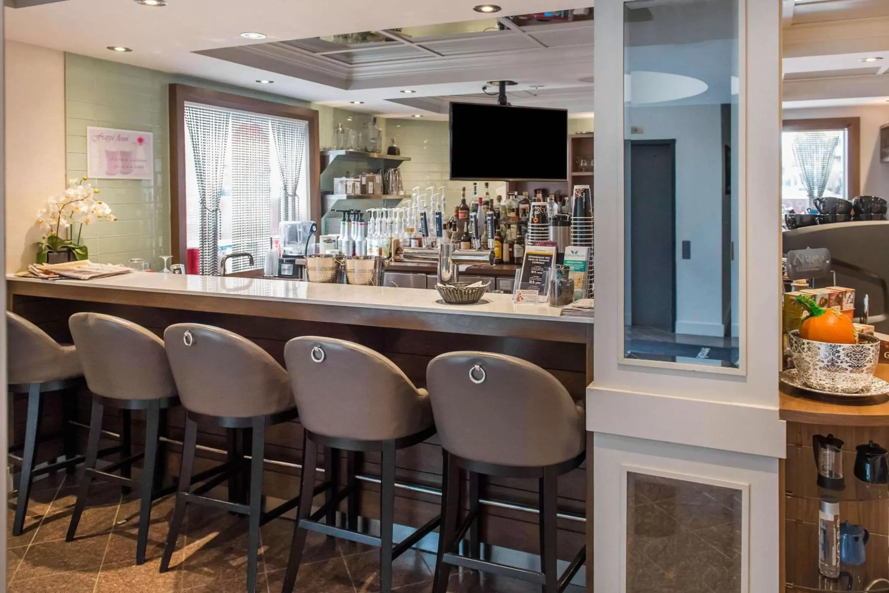 Restaurant/places to eat, Lounge/Bar in Les Suites Victoria, Ascend Hotel Collection