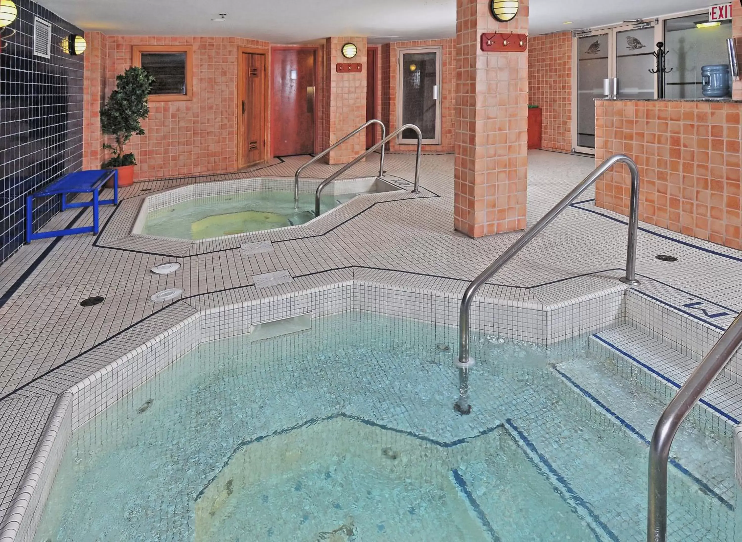 Hot Tub, Swimming Pool in Banff Ptarmigan Inn