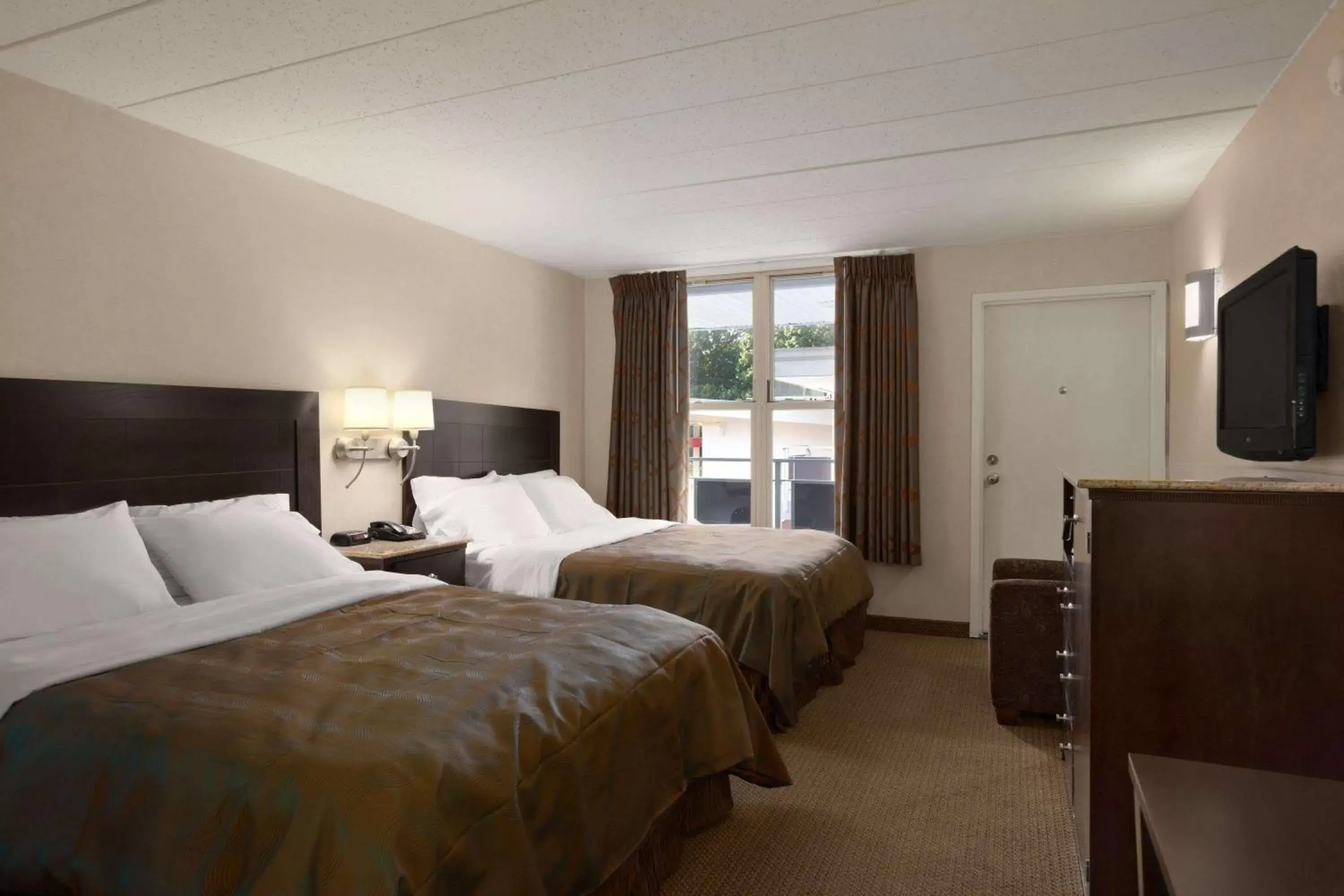 Queen Room with Two Queen Beds - Non-Smoking in Ramada by Wyndham Rockville Centre
