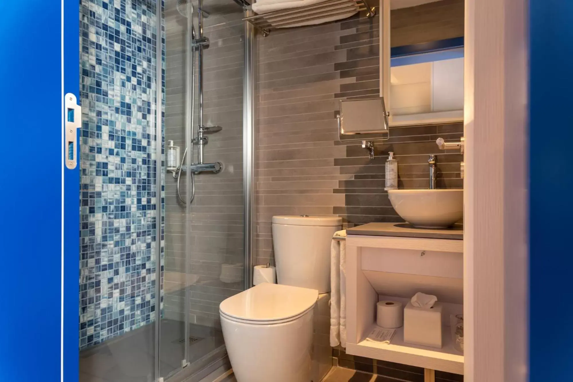 Shower, Bathroom in Be Poet Baixa Hotel
