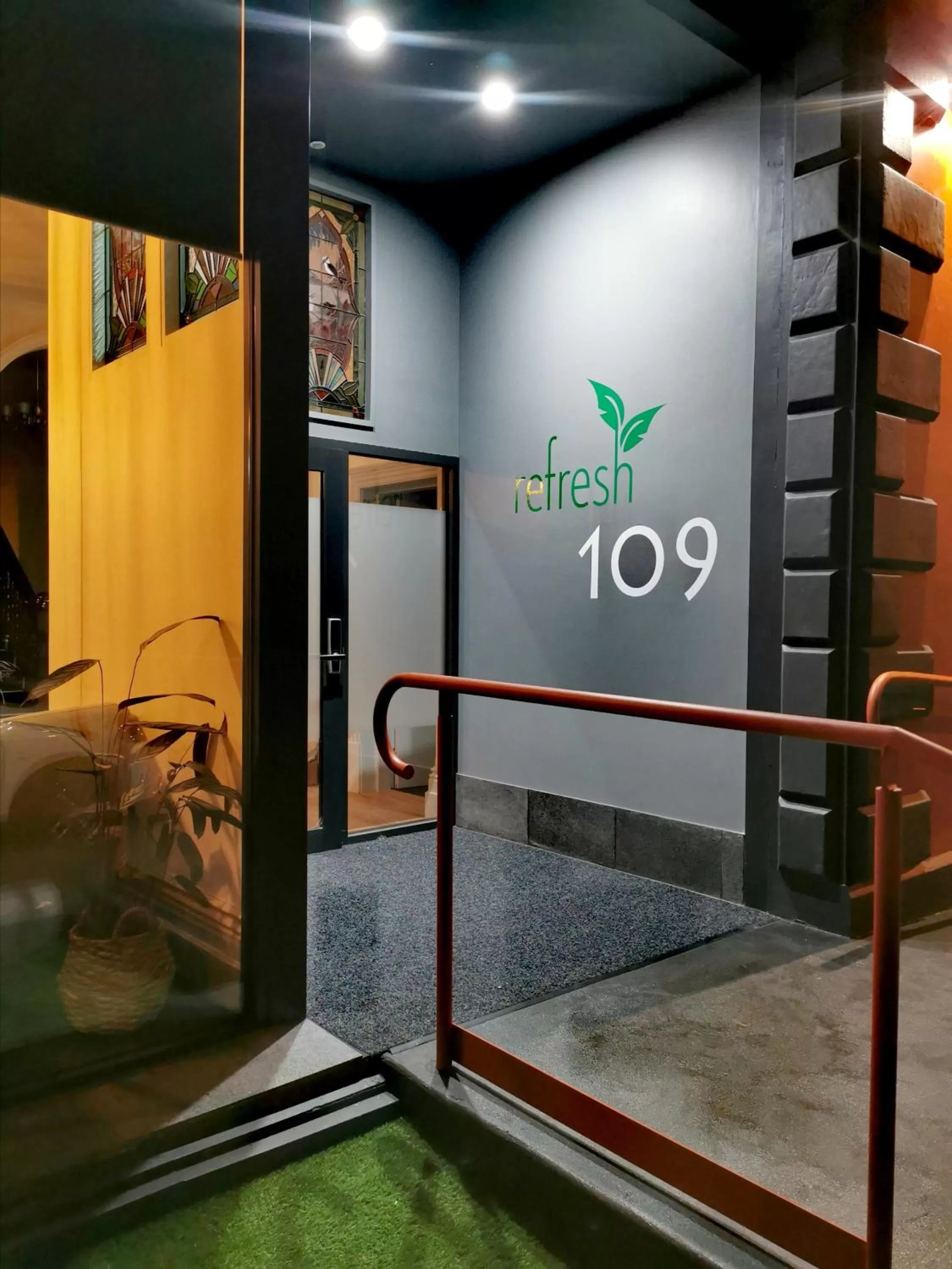 Facade/entrance in Refresh109 on Cameron