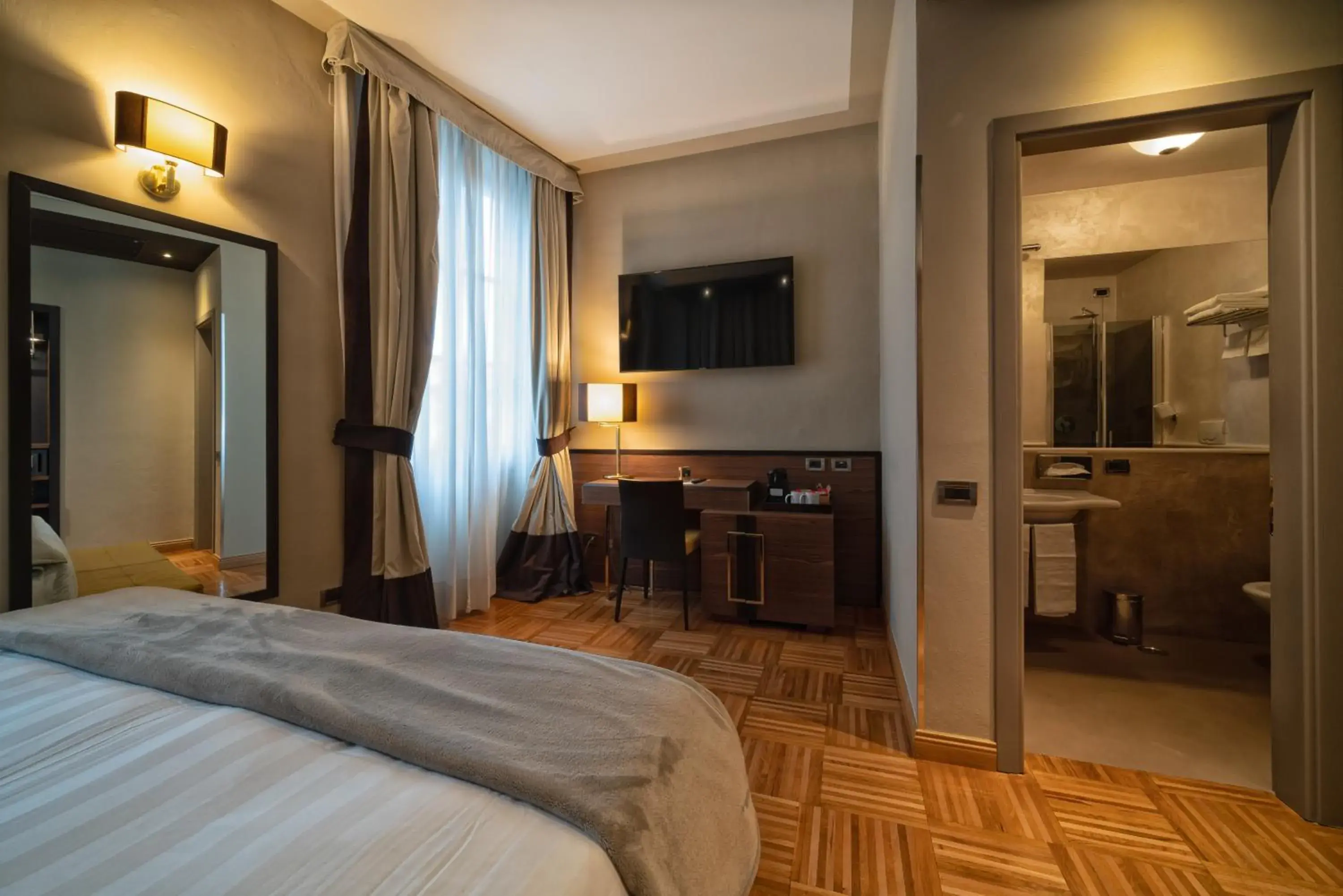 Bedroom, TV/Entertainment Center in Solo Experience Hotel