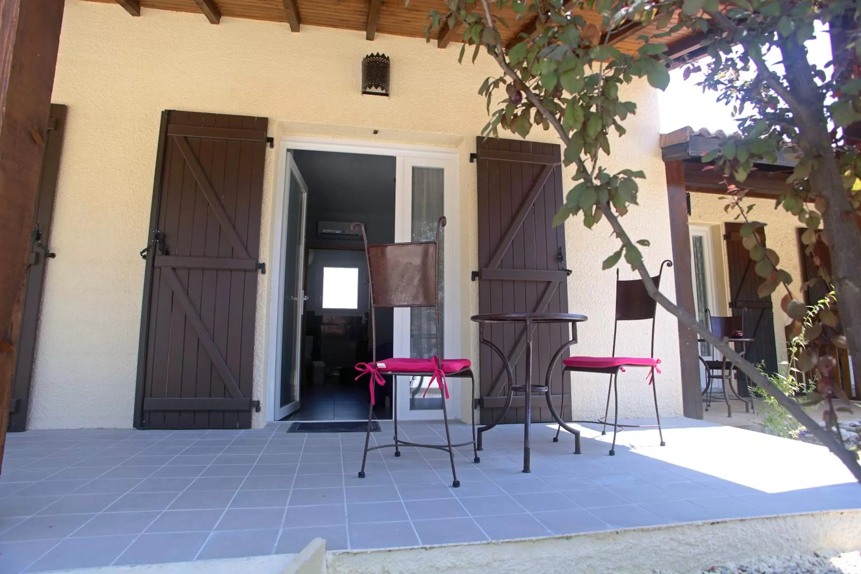 Patio in Hotel Le Vieux Moulin