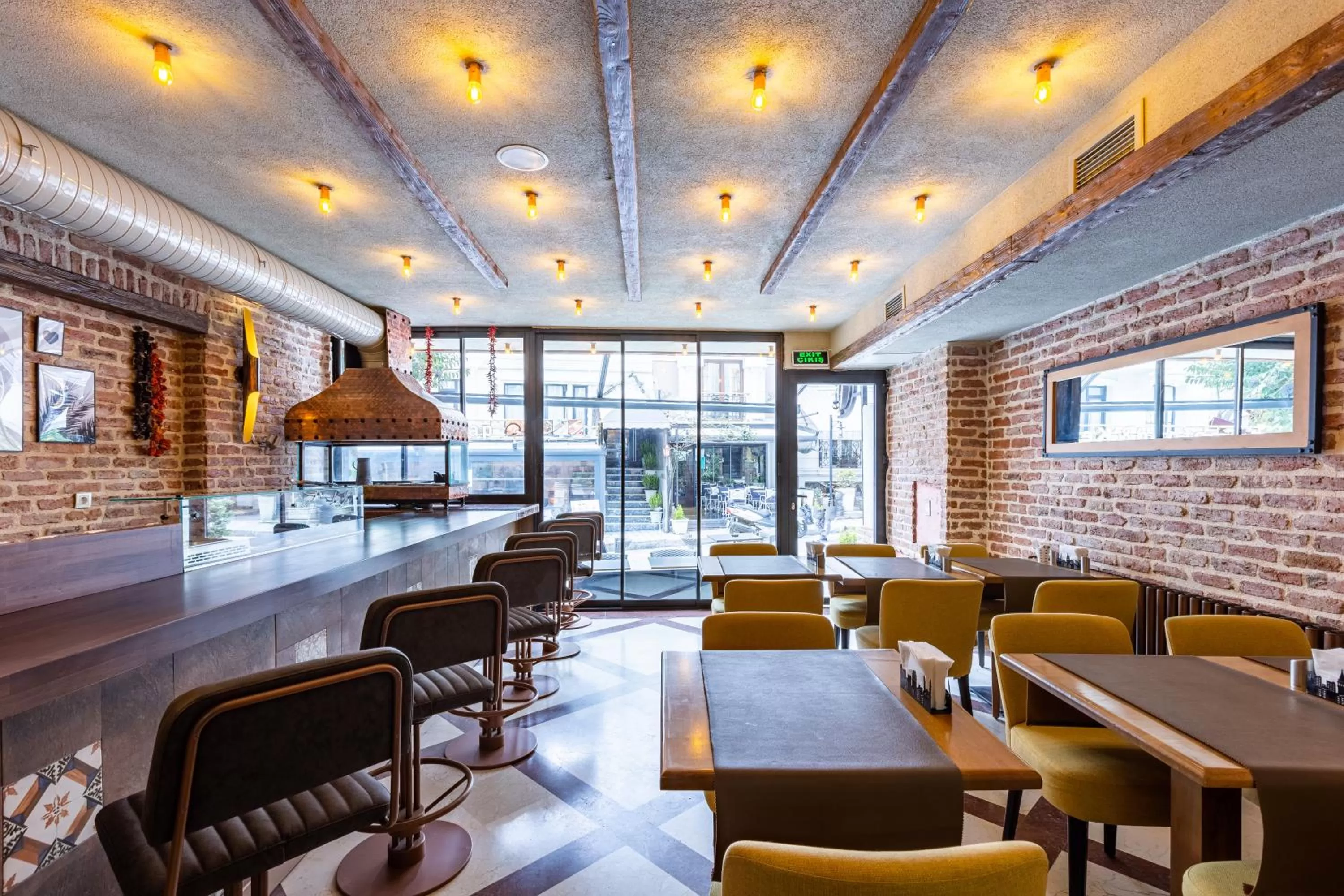 Restaurant/places to eat in Seraglio Hotel & Suites