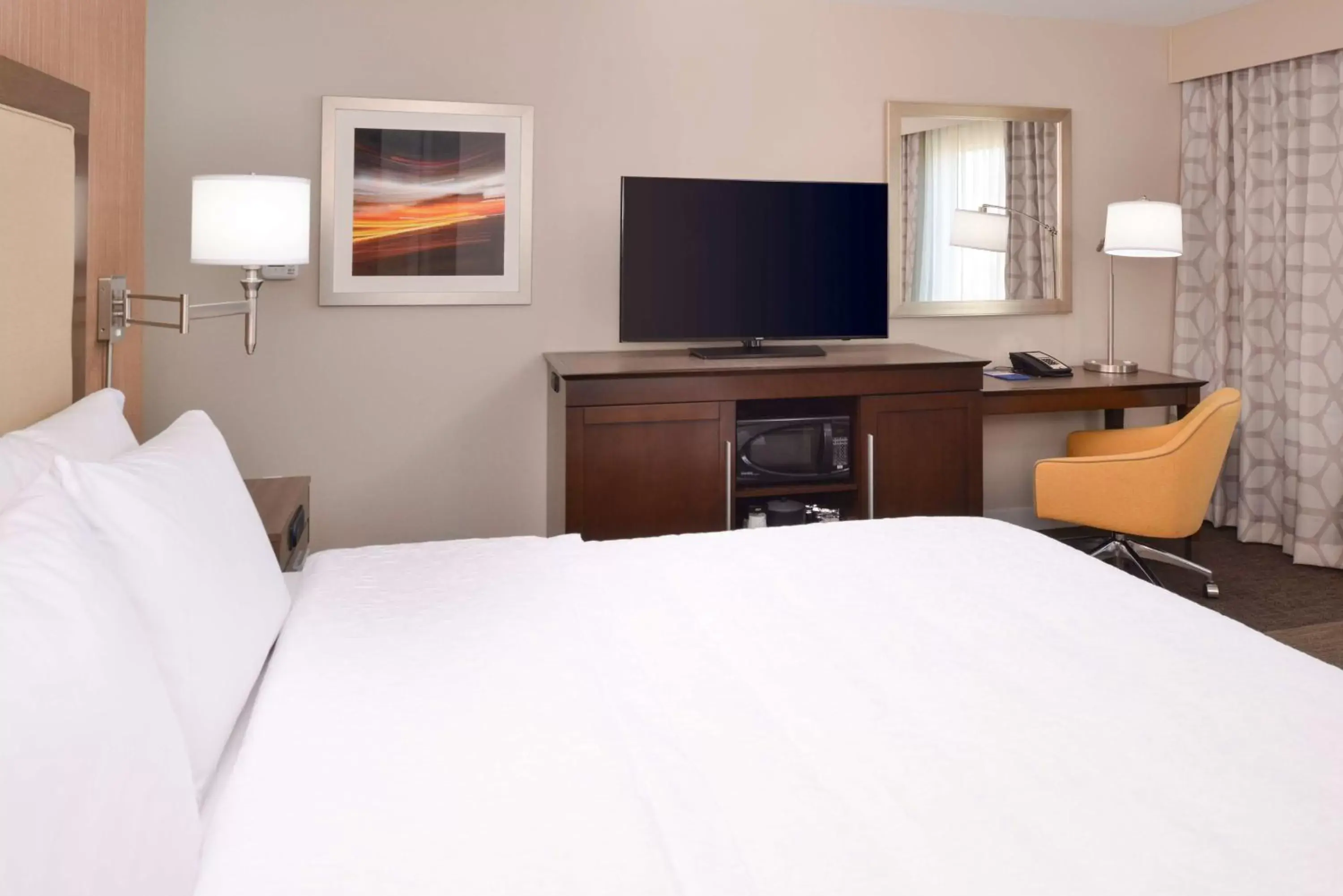 Bed, TV/Entertainment Center in Hampton Inn El Centro