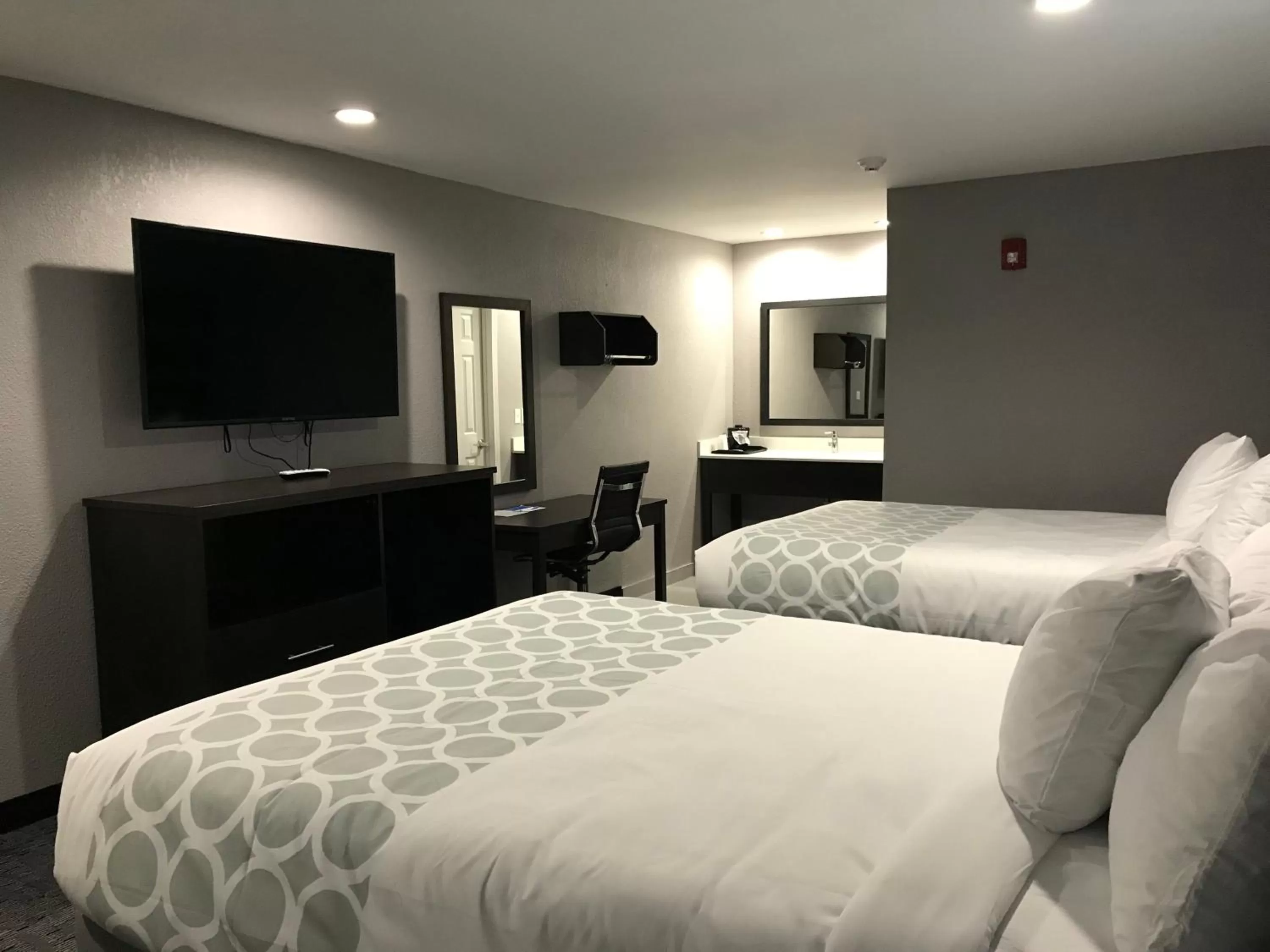 Bedroom, Bed in Rodeway Inn Calhoun South