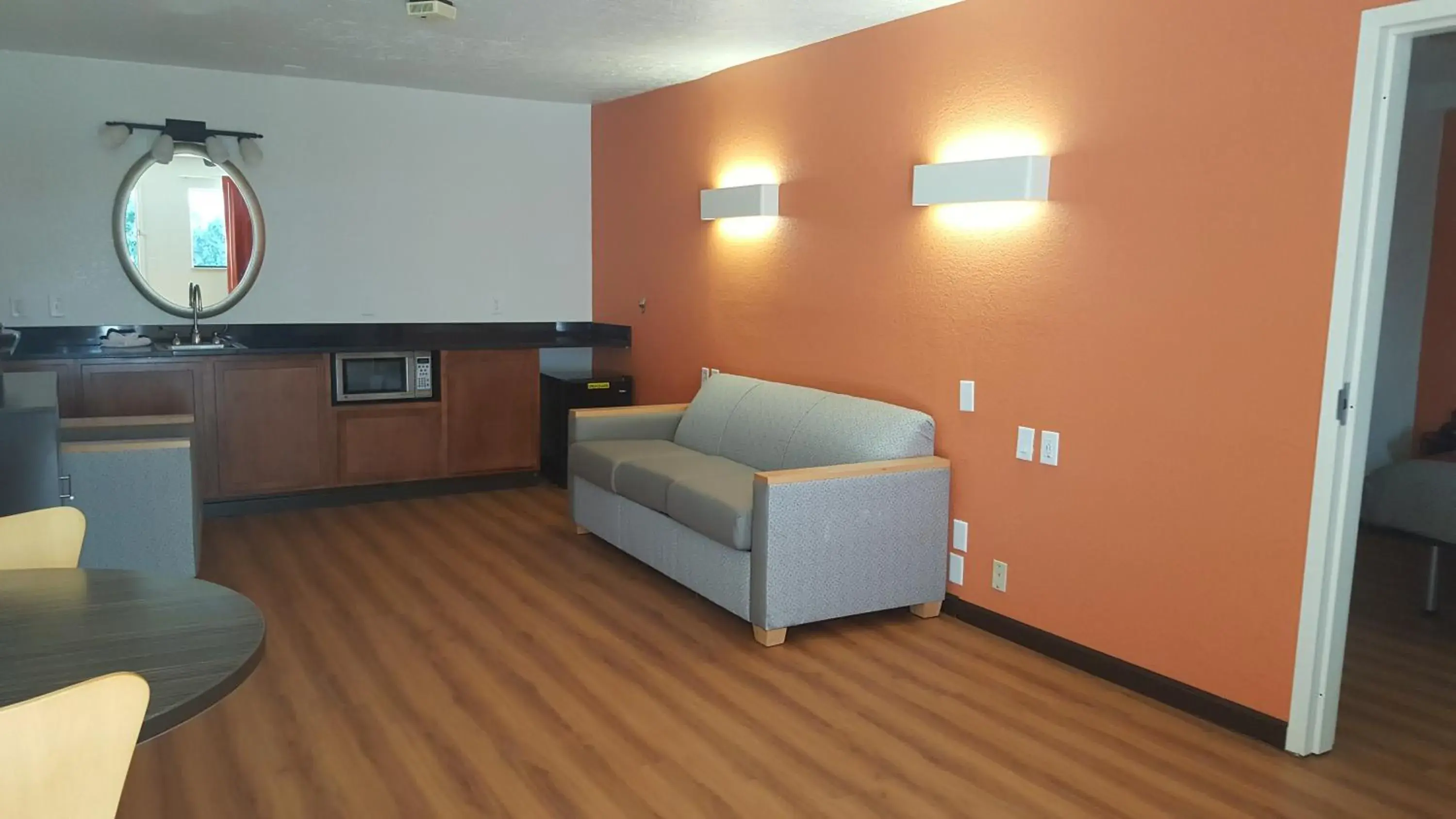 Kitchen or kitchenette, Seating Area in Motel 6-Columbus, OH - OSU
