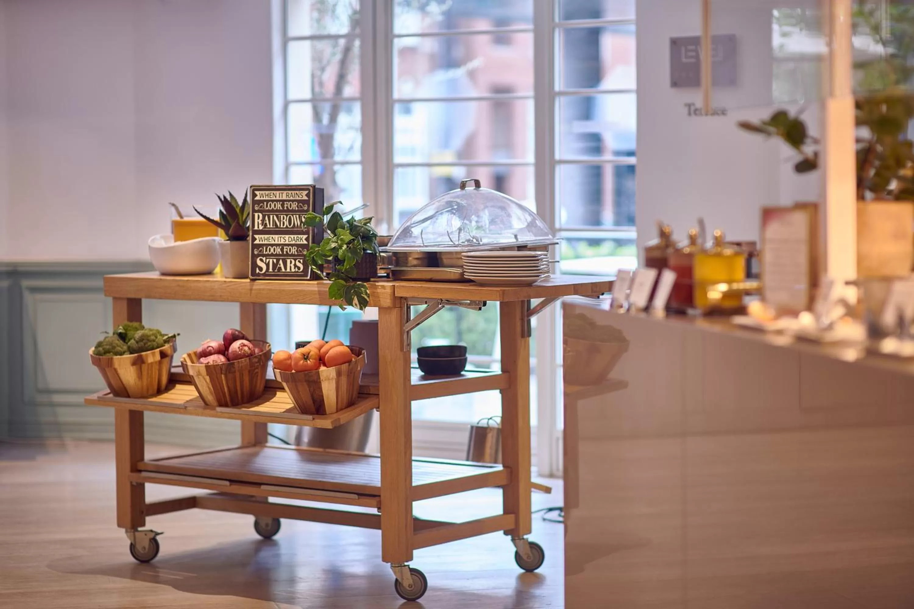 Restaurant/places to eat in Melia White House Hotel