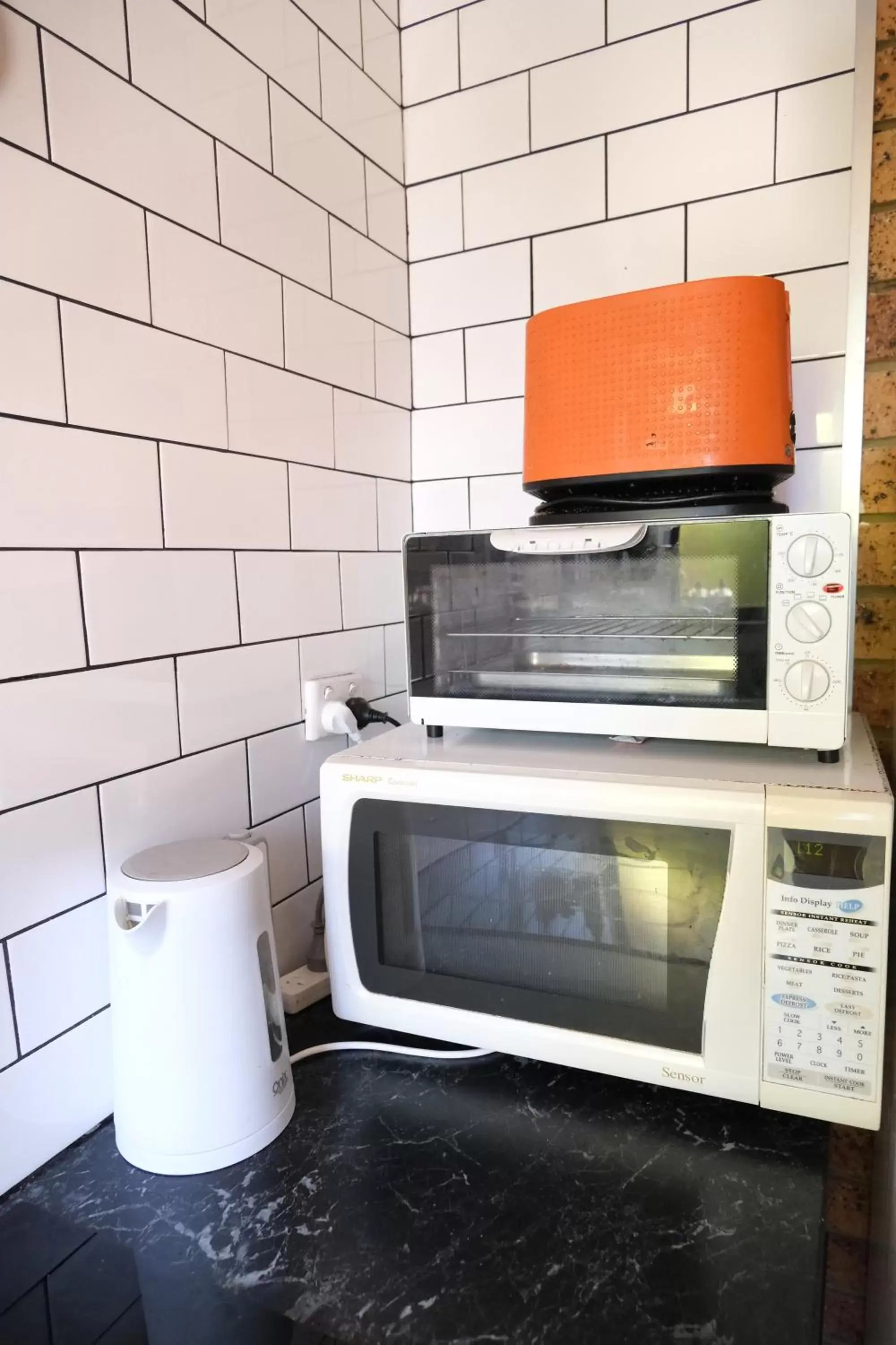 Communal kitchen, Kitchen/Kitchenette in Sapphire Palms Motel