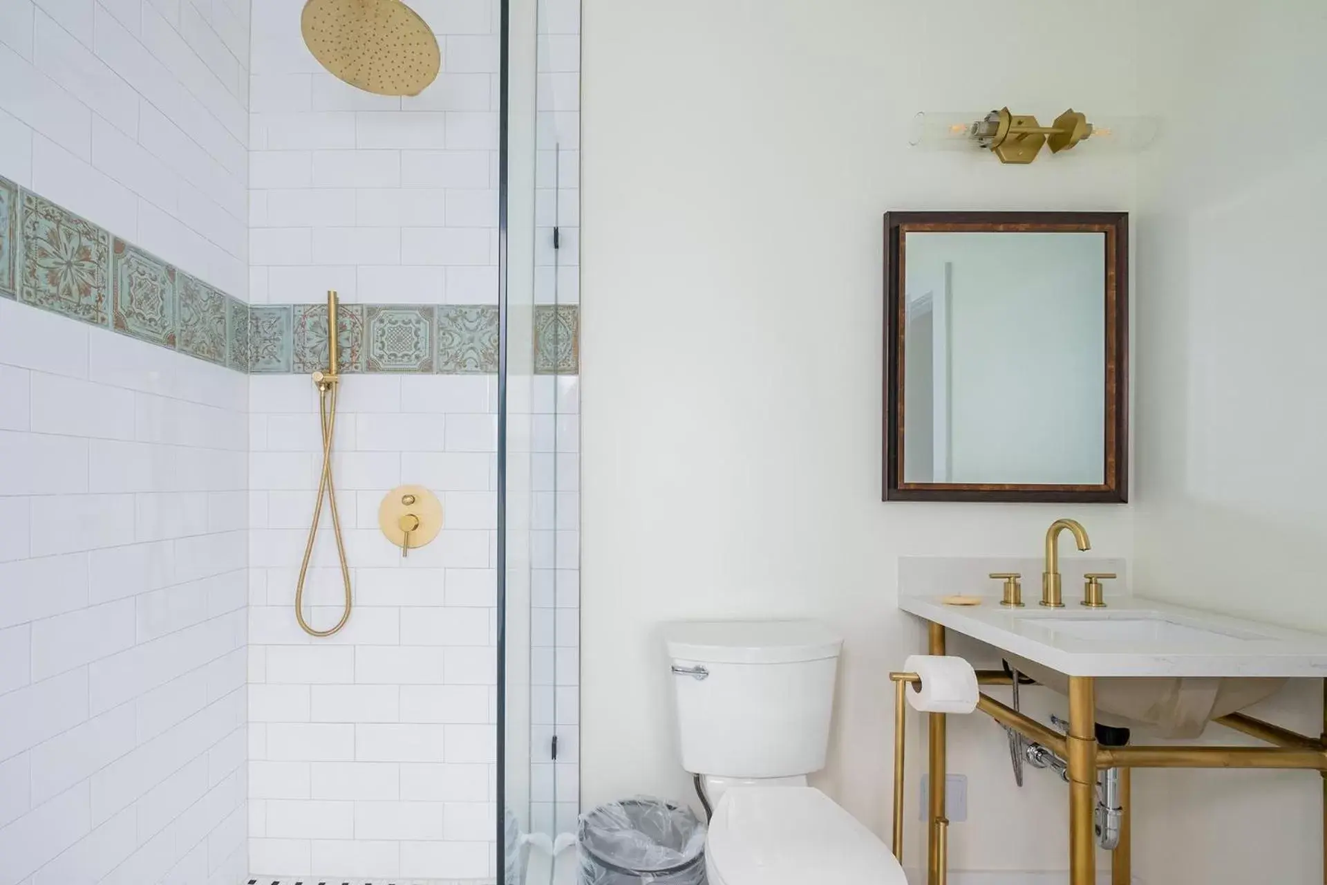 Shower, Bathroom in Scarborough Inn