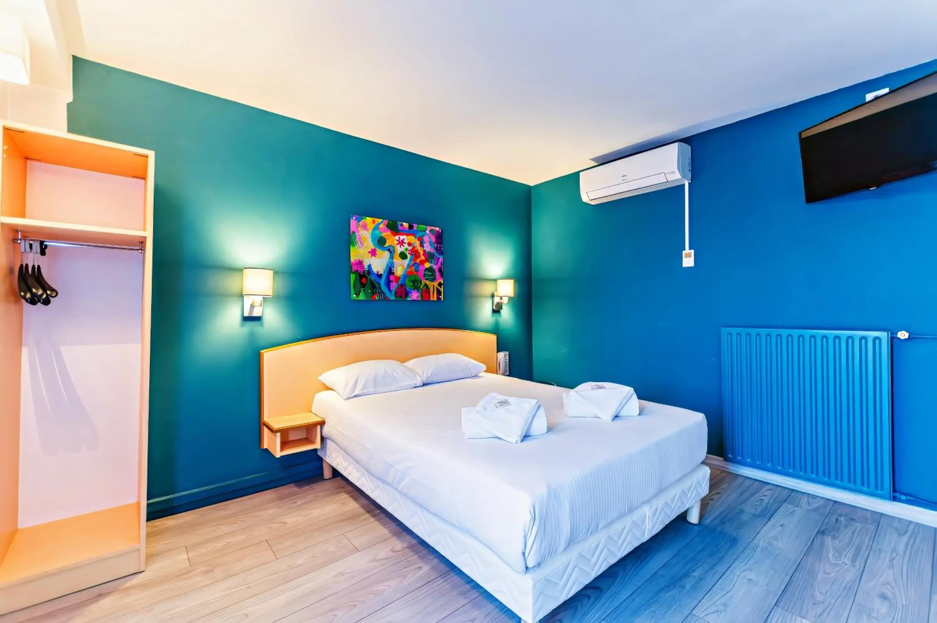 Property building, Bed in Inter-Hotel Eclipse Lyon-Décines