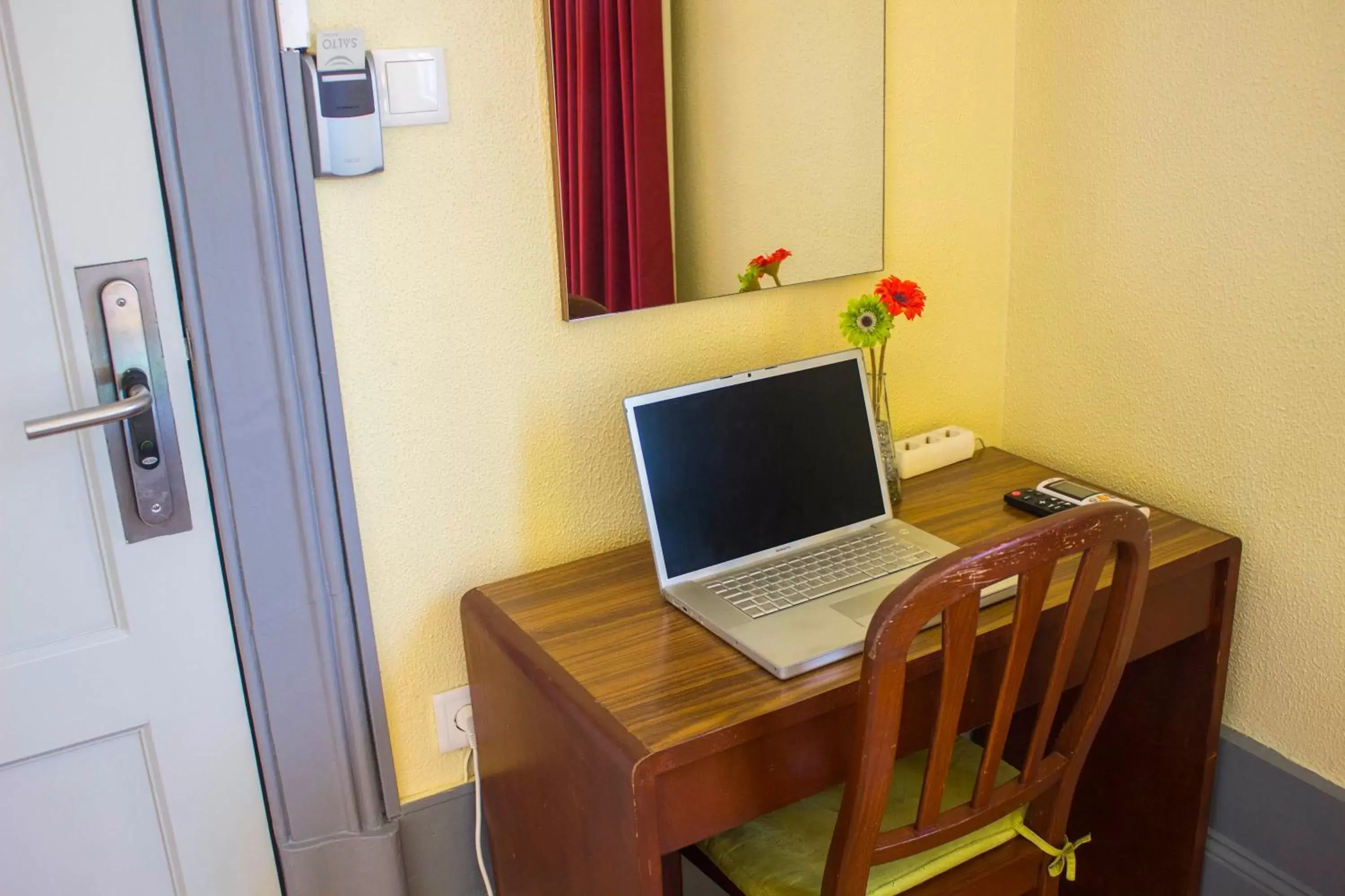 Bedroom, TV/Entertainment Center in Hotel Estoril Porto