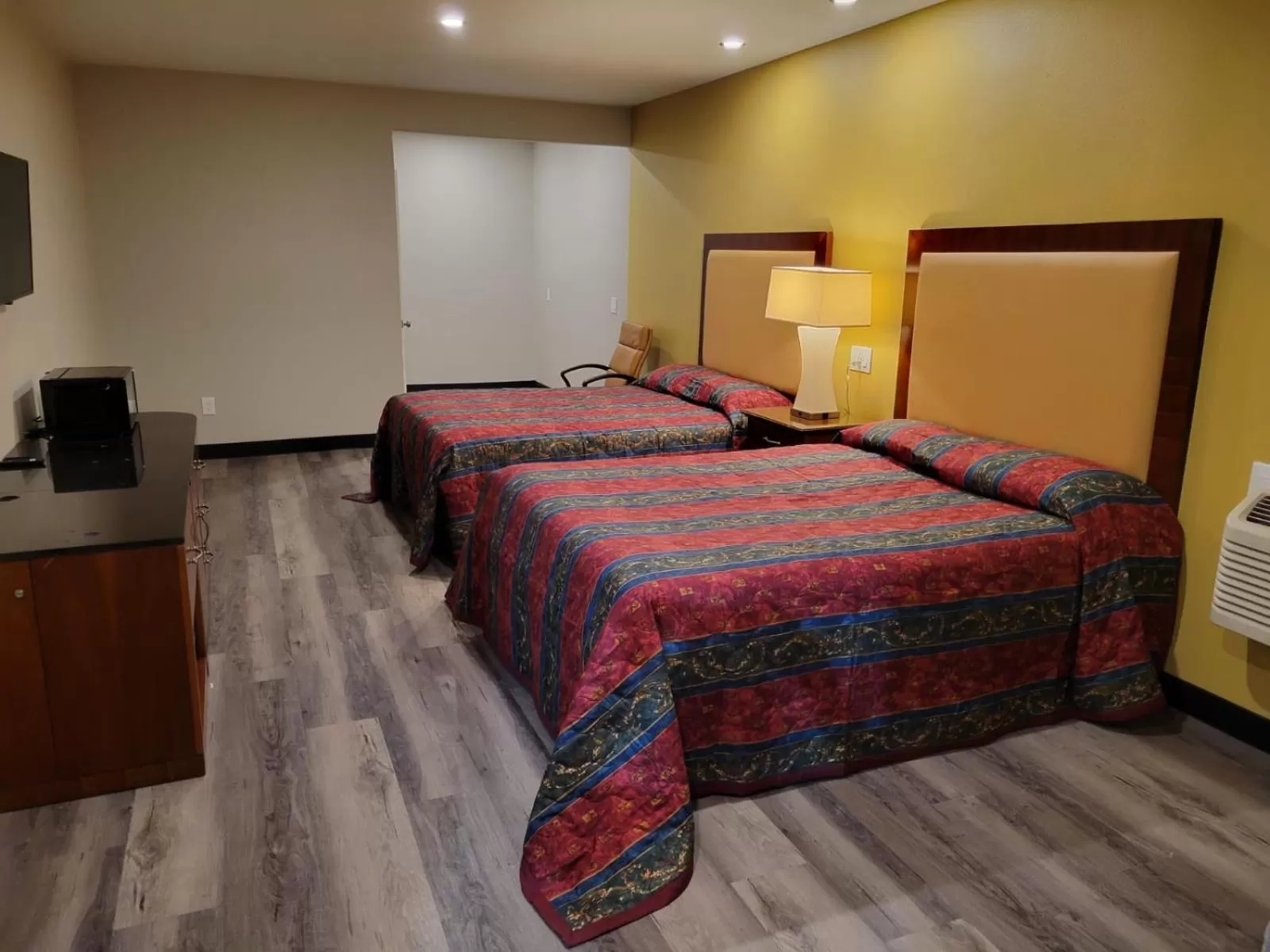 Photo of the whole room, Bed in Stadium Inn & Spas