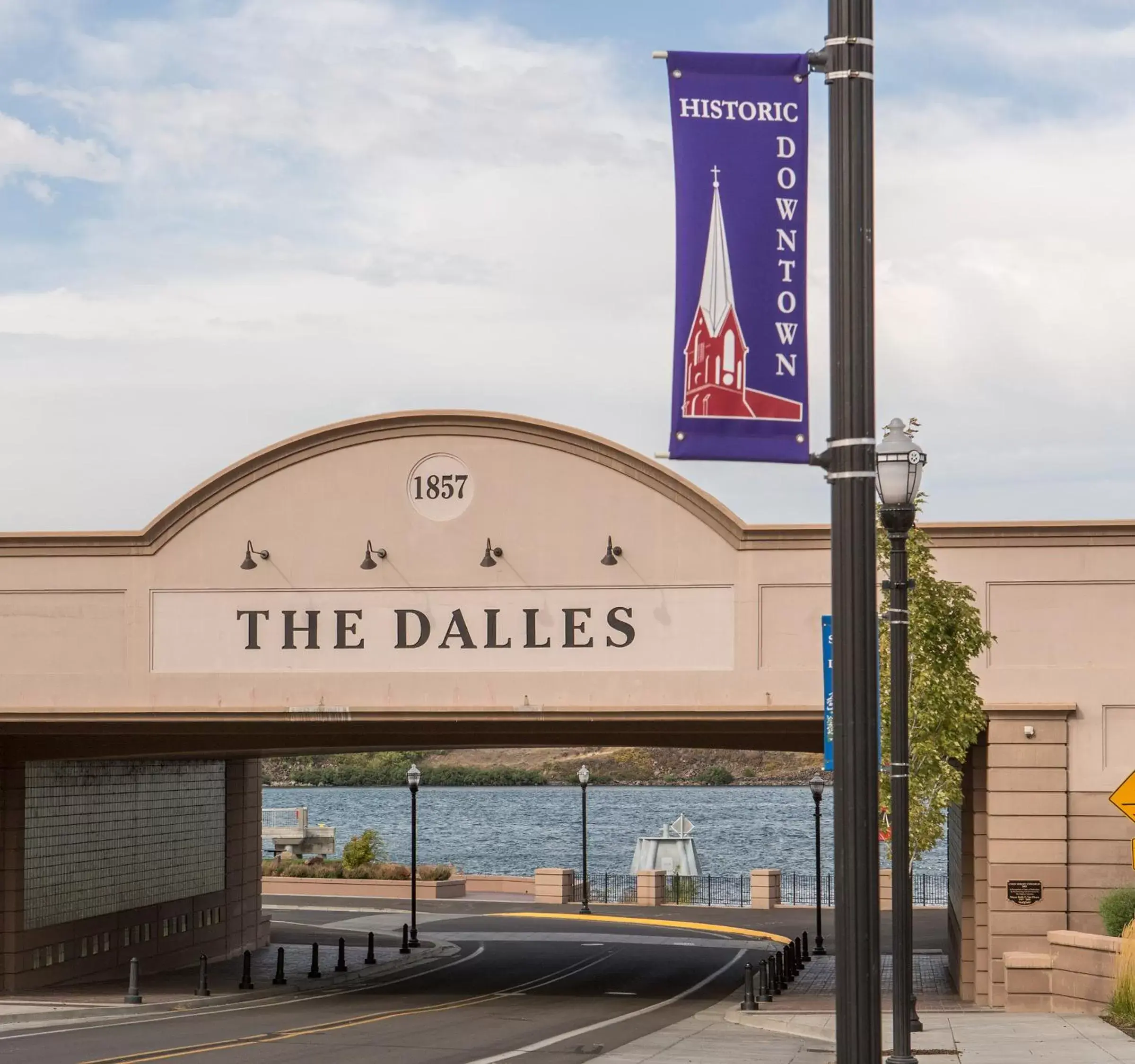 Nearby landmark, Property Logo/Sign in The Dalles Inn