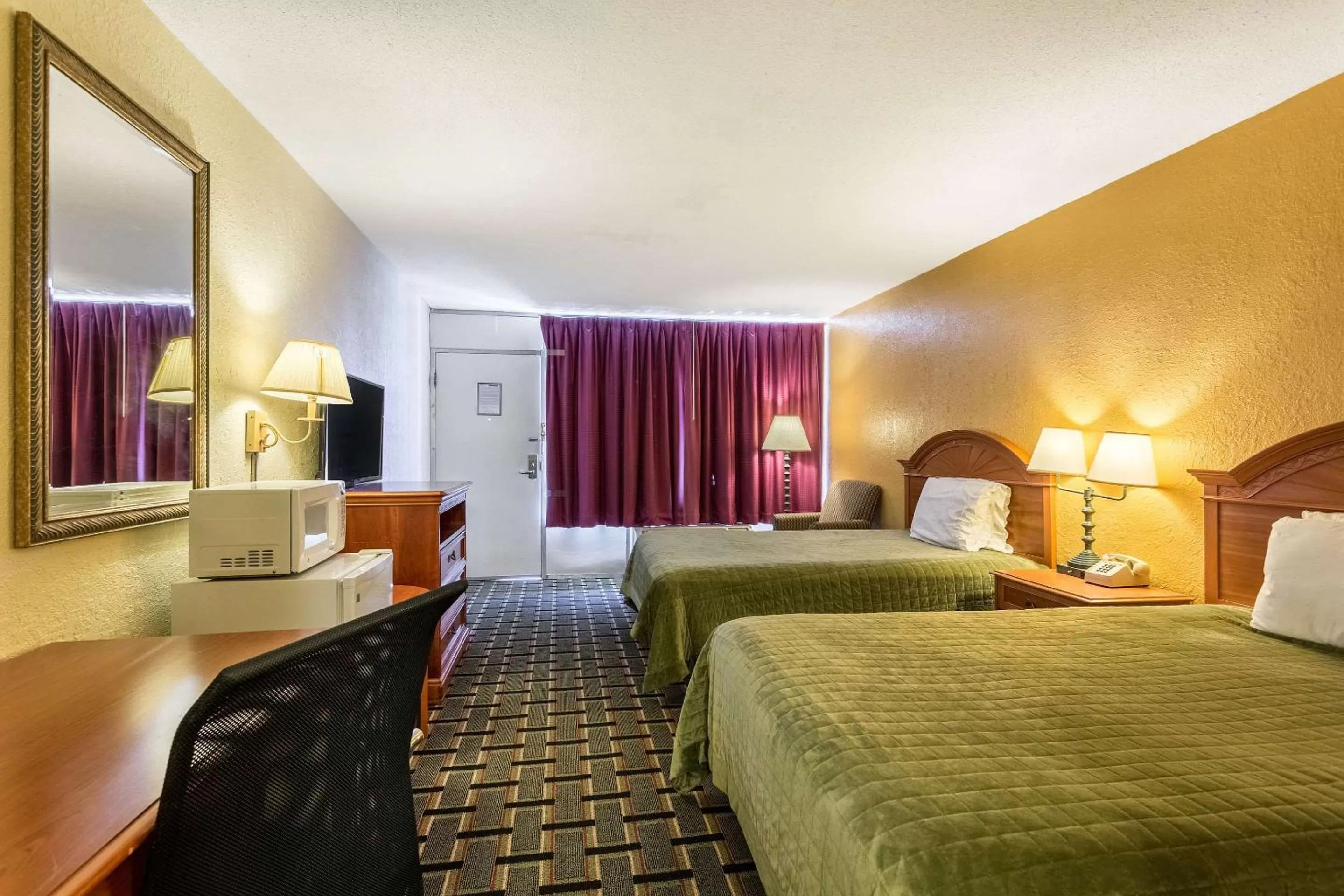 Bedroom, Bed in Rodeway Inn Denmark-Jackson