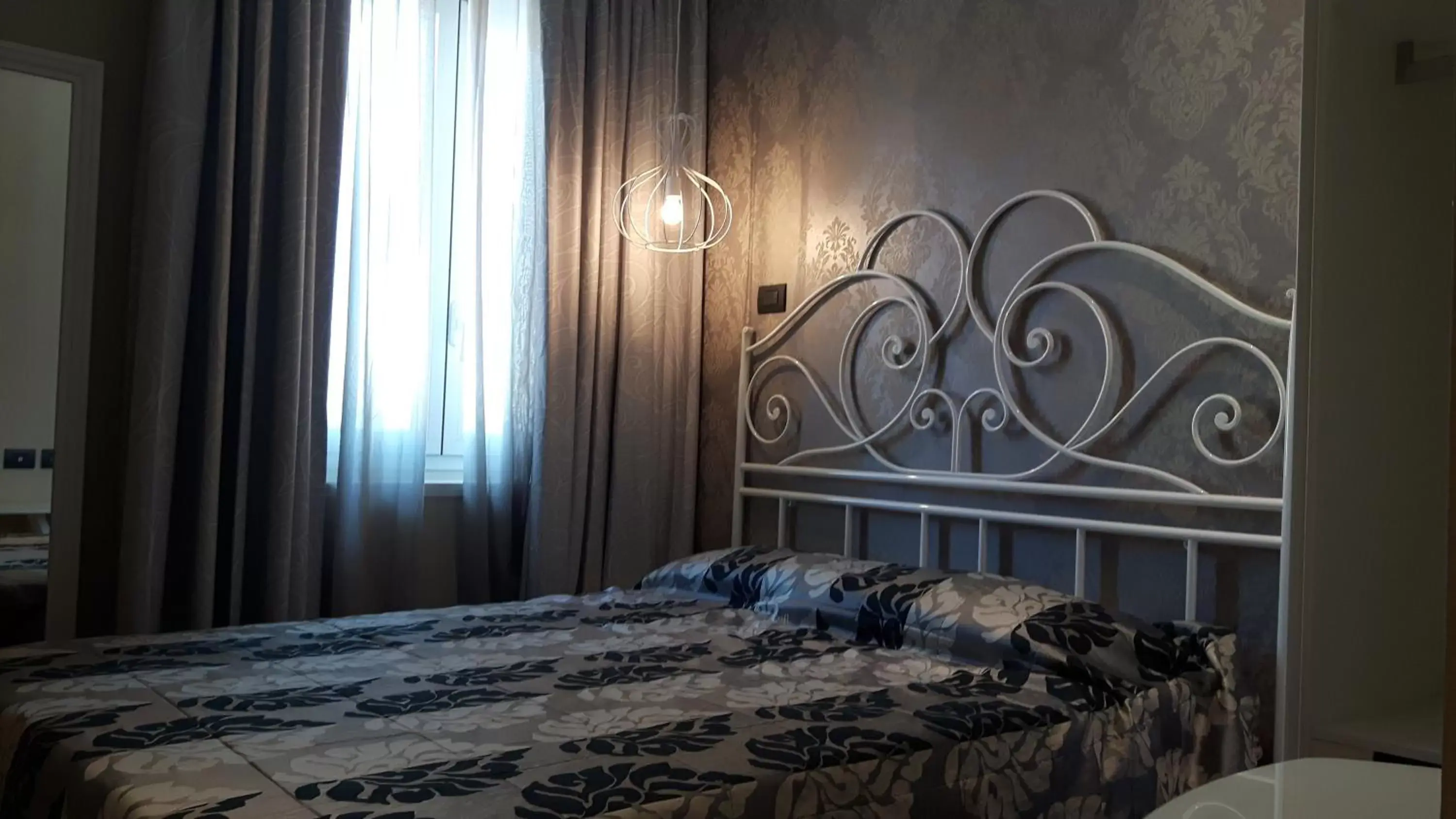 Decorative detail, Bed in Zanhotel Regina