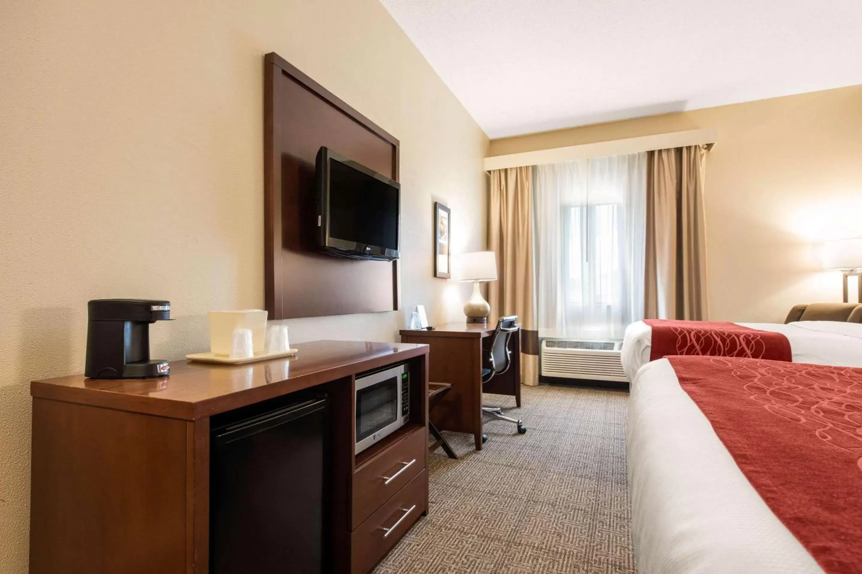 TV and multimedia, TV/Entertainment Center in Comfort Inn & Suites Streetsboro - Kent