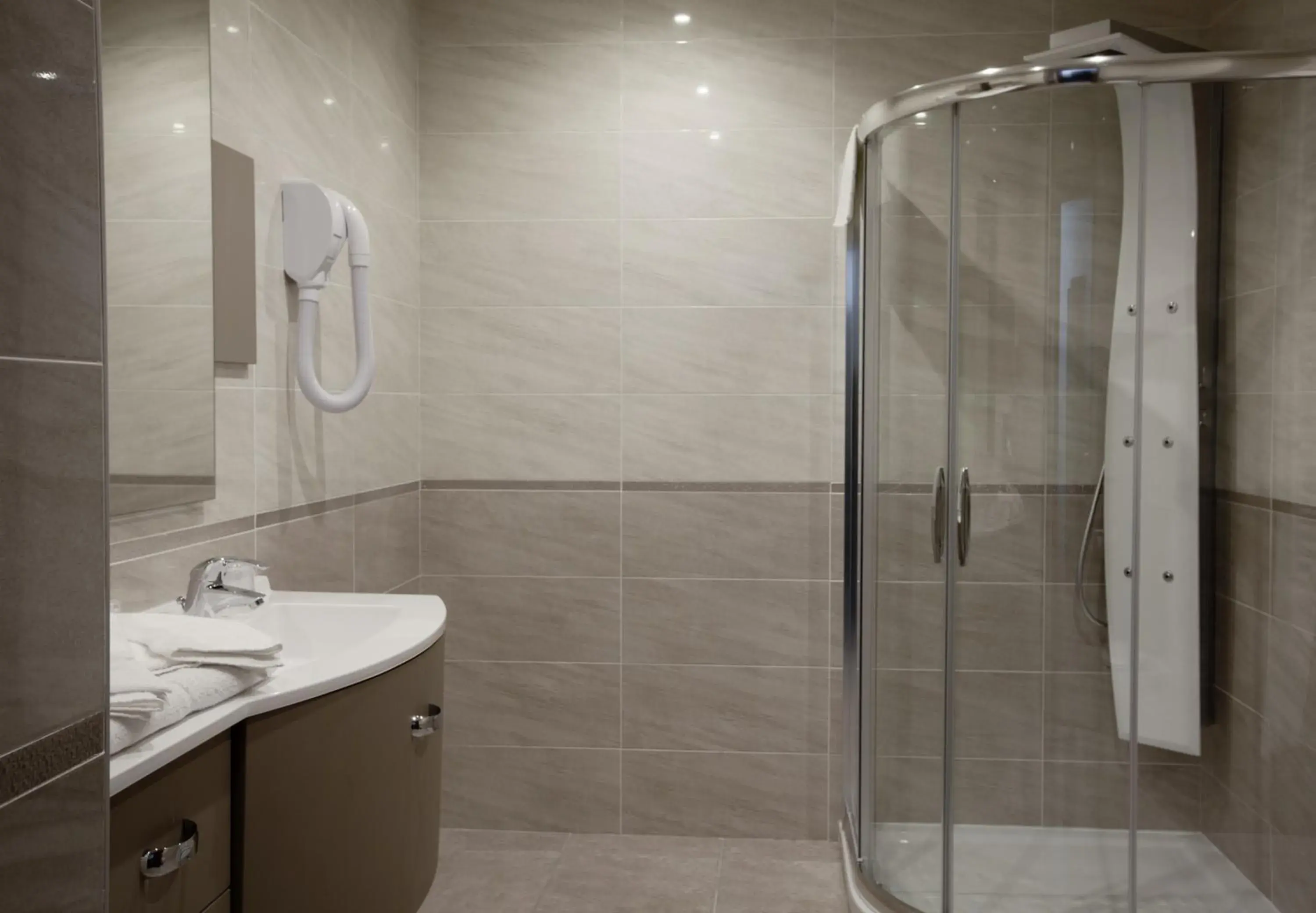 Bathroom in Brit Hotel de Grignan Vichy