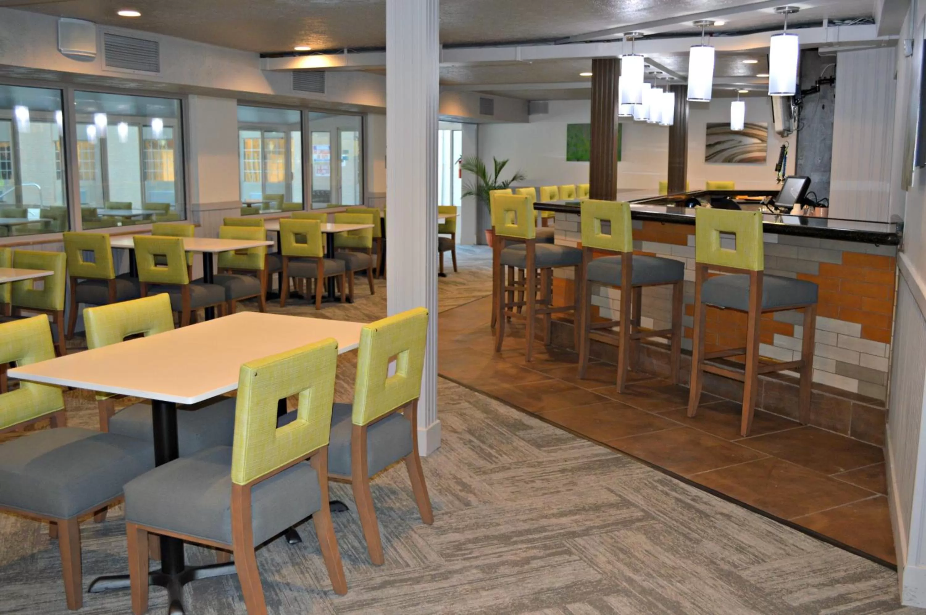 Restaurant/places to eat in Wyndham Garden Hotel Cross Lanes Charleston