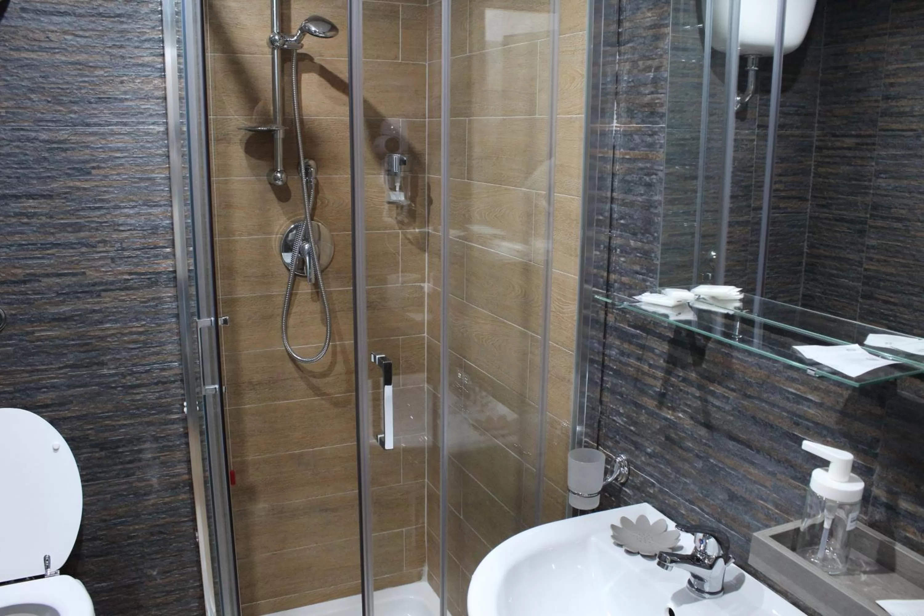 Shower in Royalty Rooms & Spa
