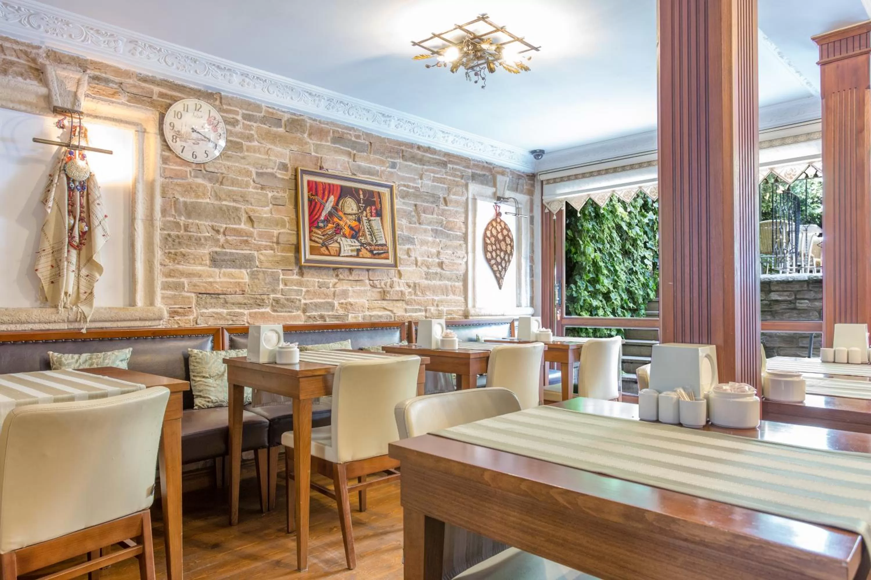 Restaurant/places to eat in Sphendon Hotel