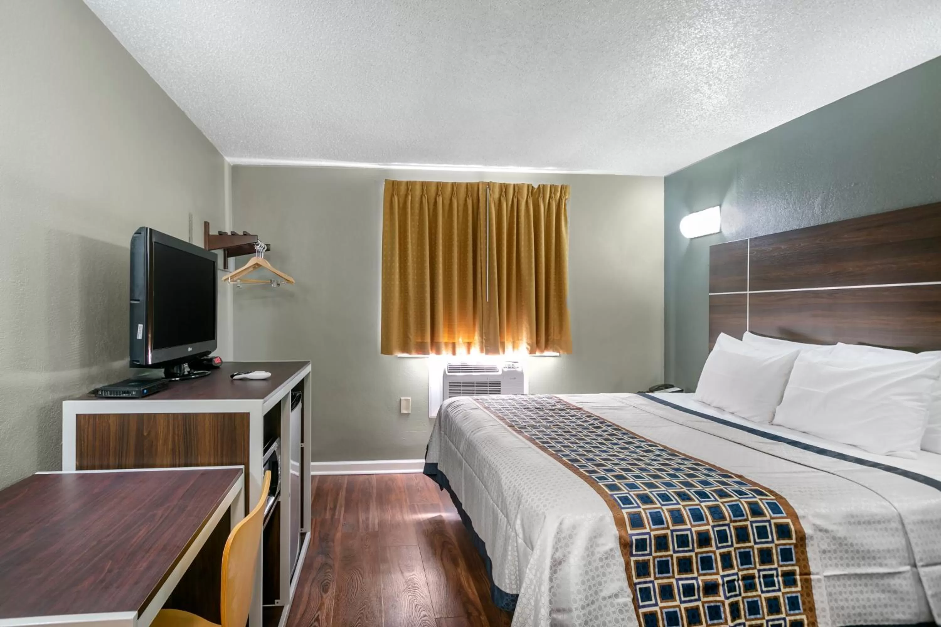 Bed in Knights Inn Bristol