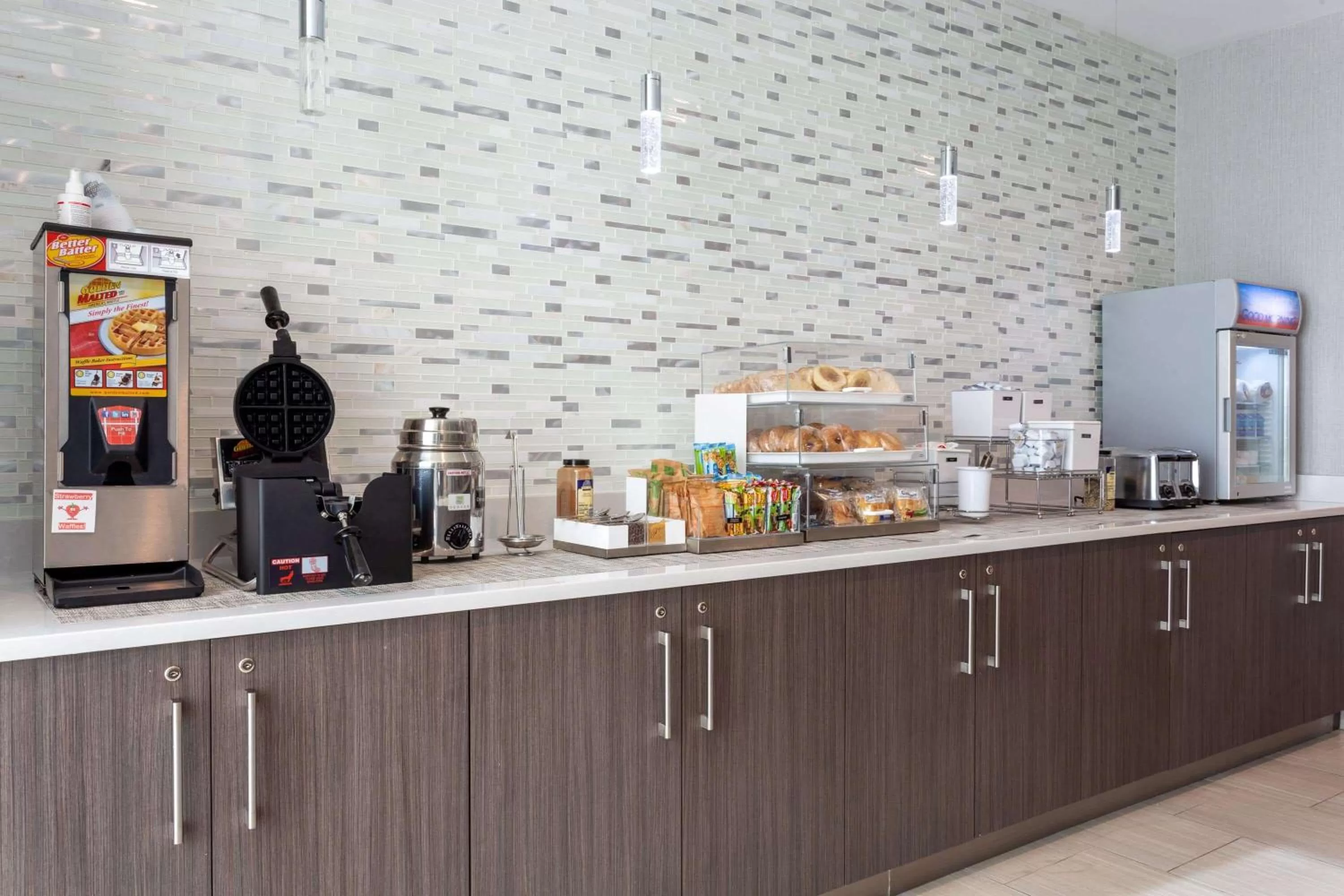 Restaurant/places to eat in La Quinta Inn & Suites by Wyndham Shorewood