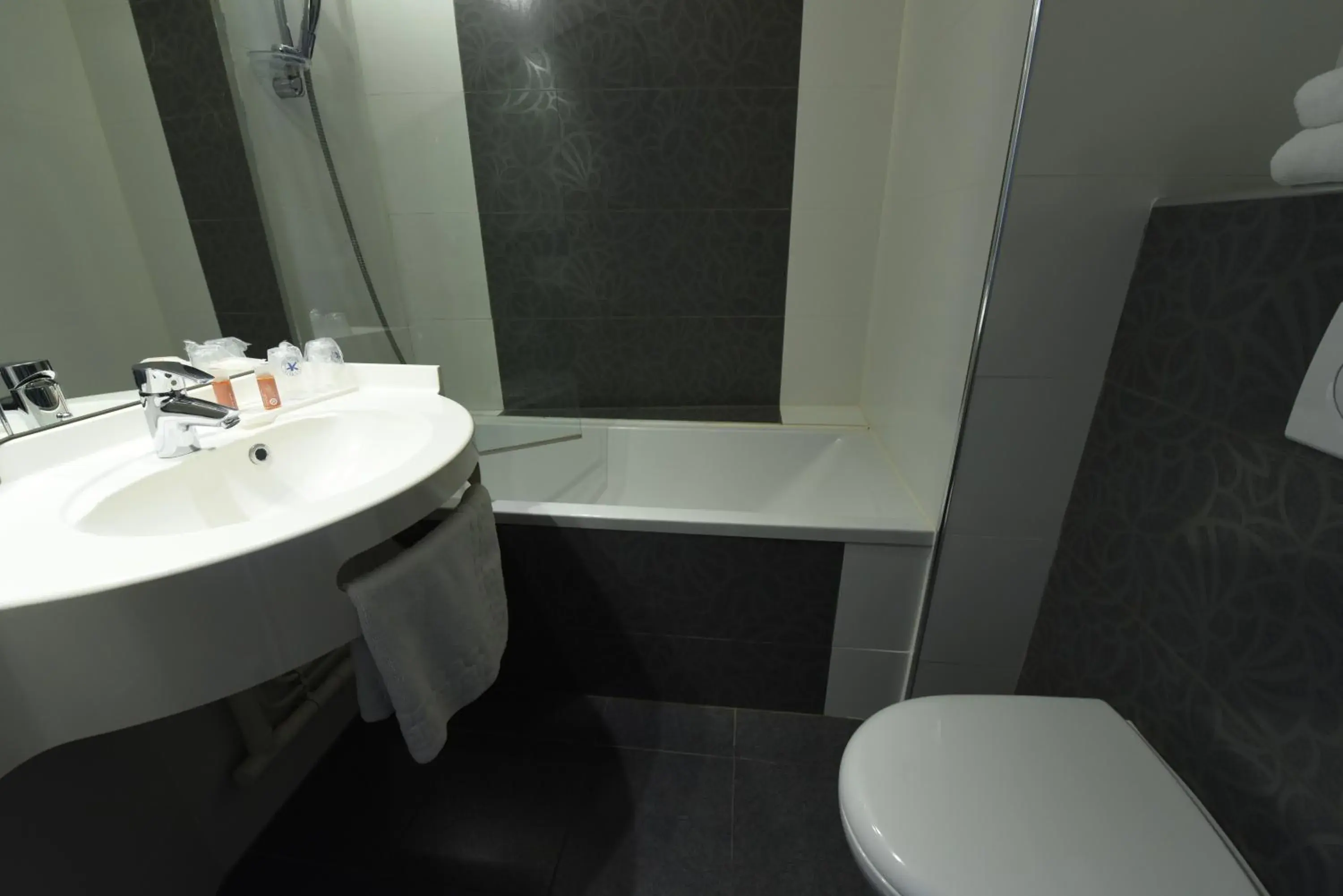 Bathroom in The Originals City, Au Relais Saint-Eloi, Tours (Inter-Hotel)