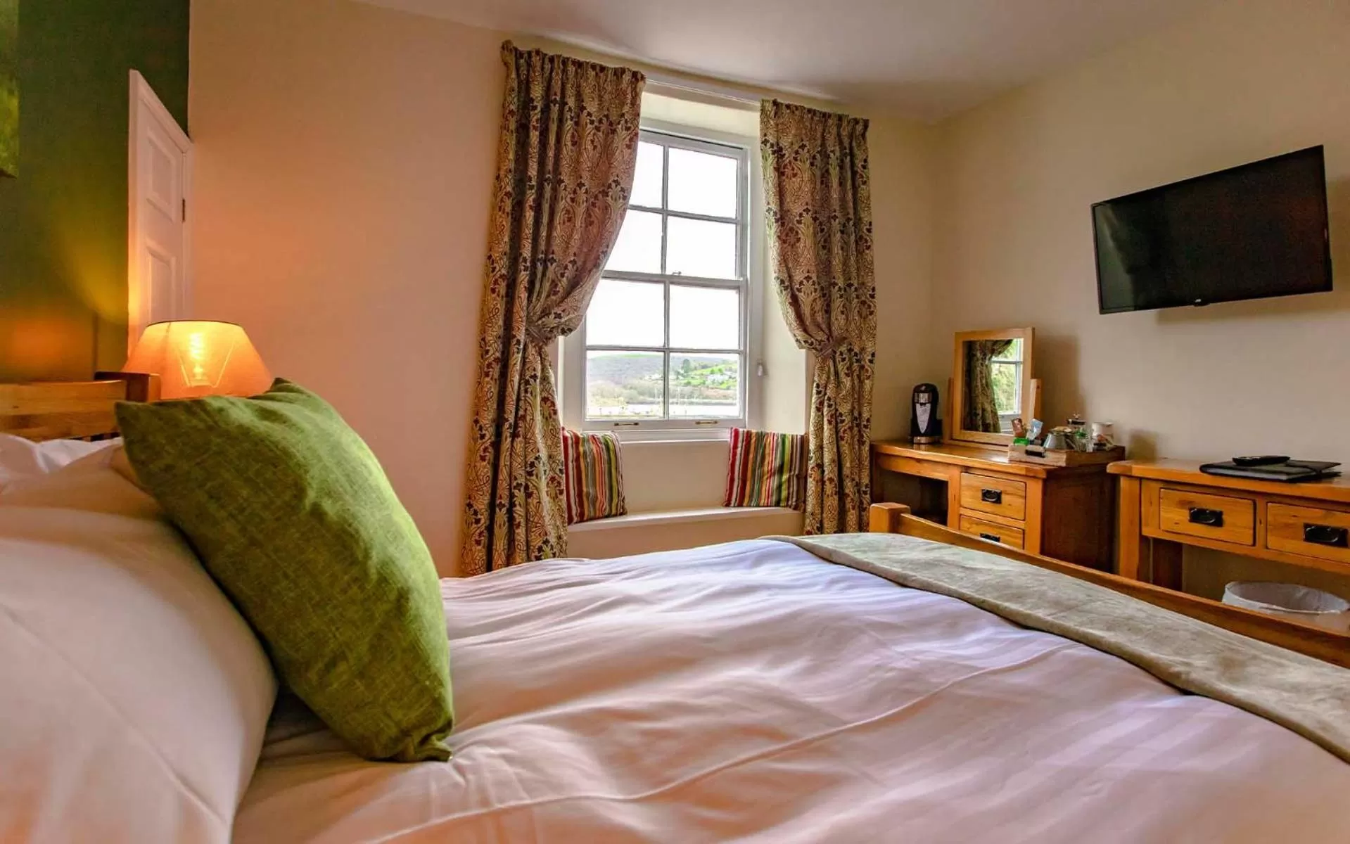 Bedroom, Bed in The Ship in Dock Inn