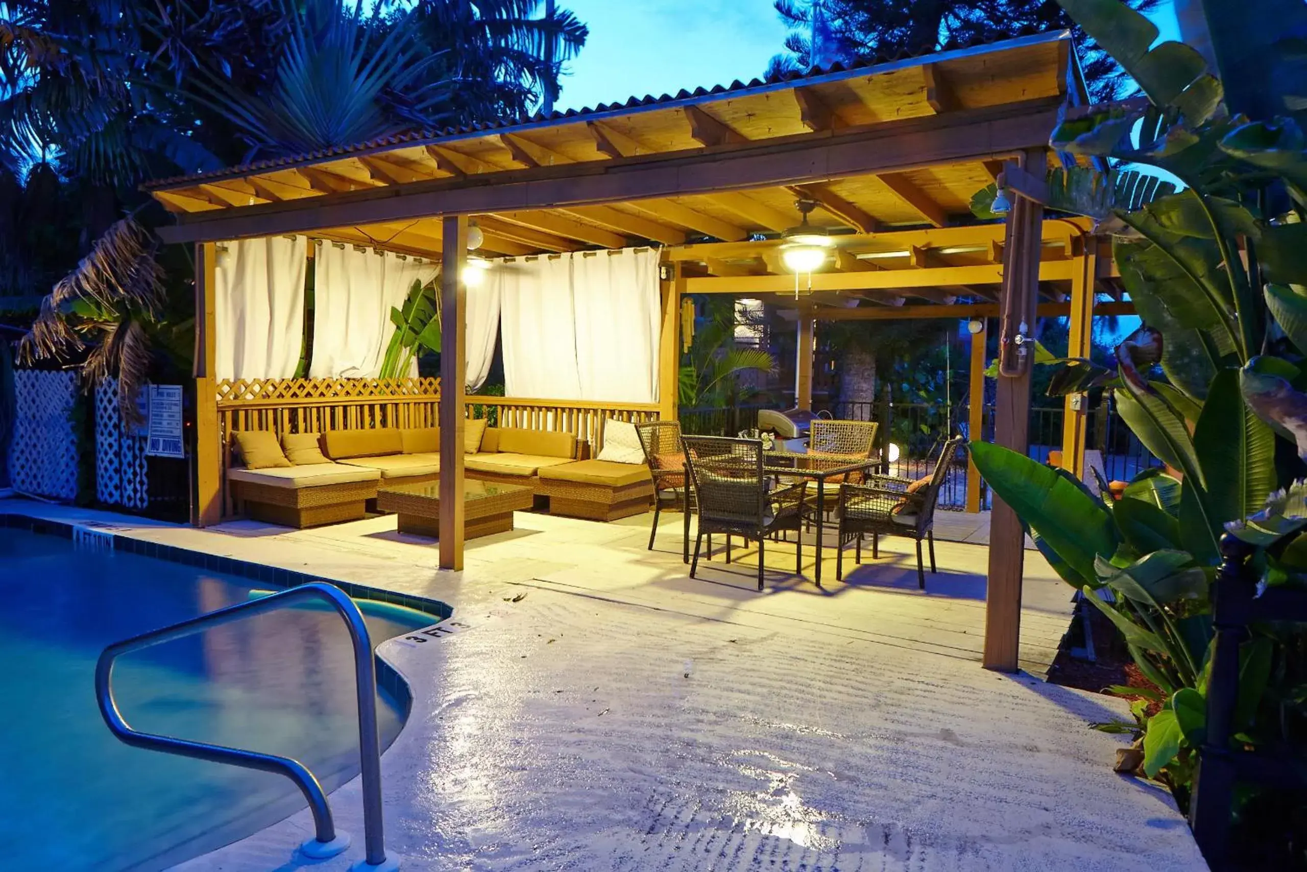 BBQ facilities, Lounge/Bar in Turtle Beach Resort