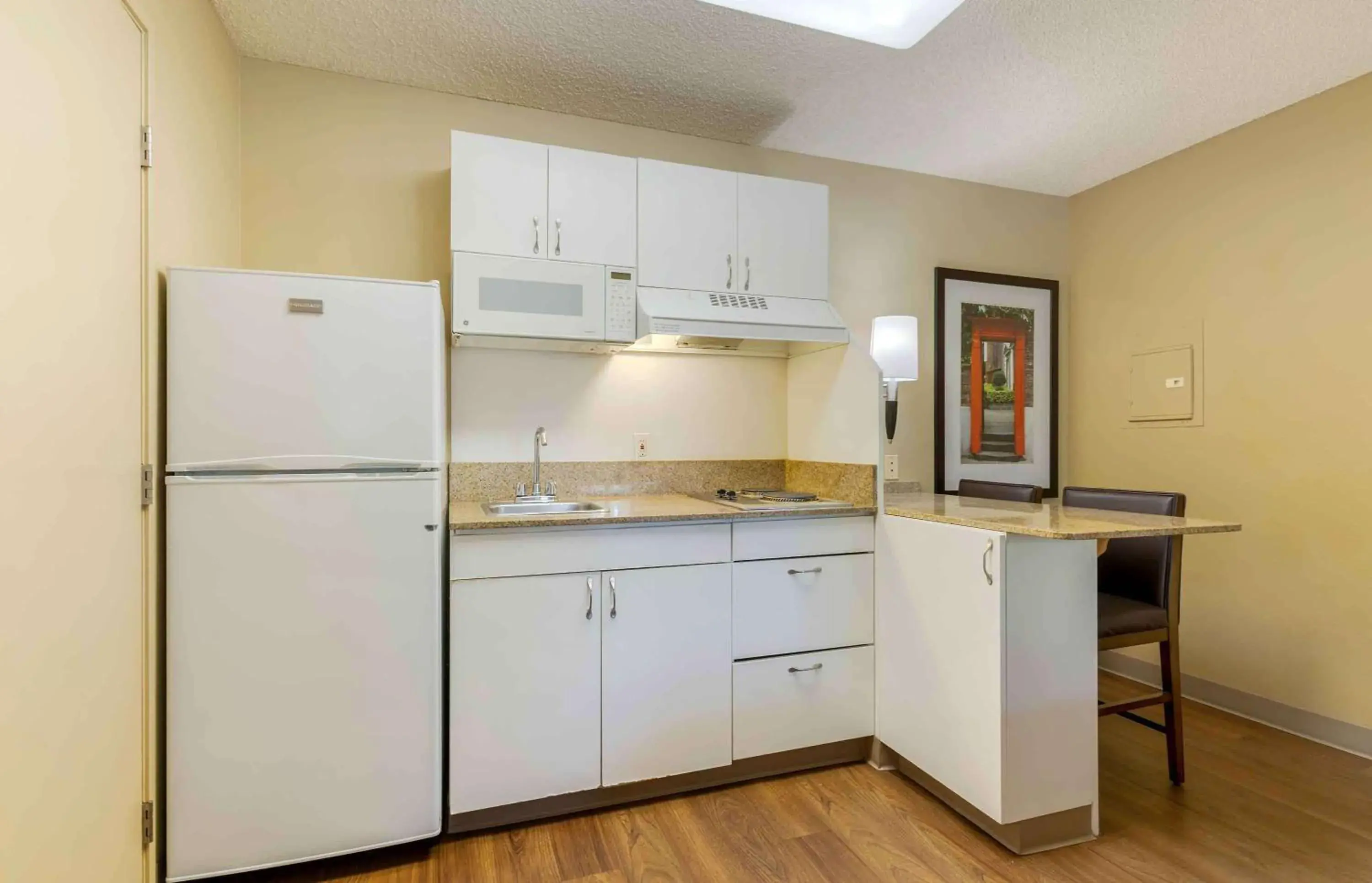 Bedroom, Kitchen/Kitchenette in Extended Stay America Suites - Portland - Tigard